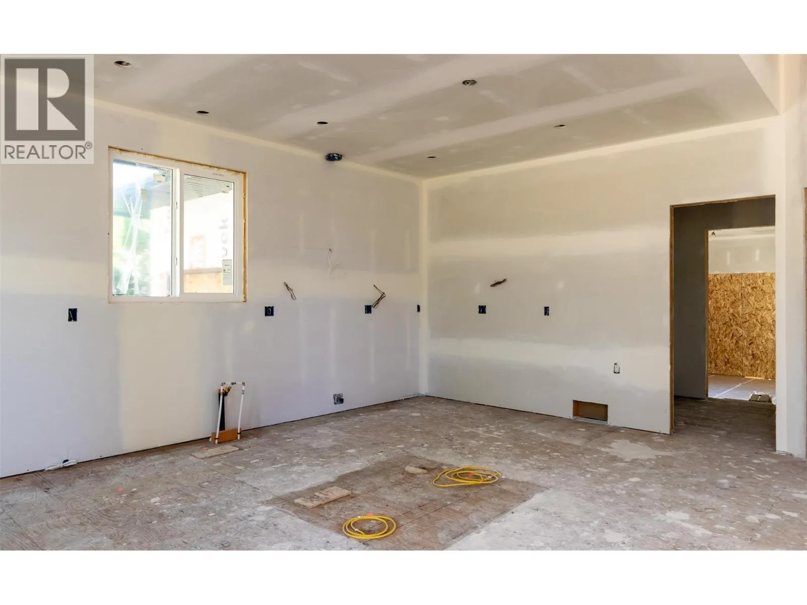 2520 Golf View Crescent