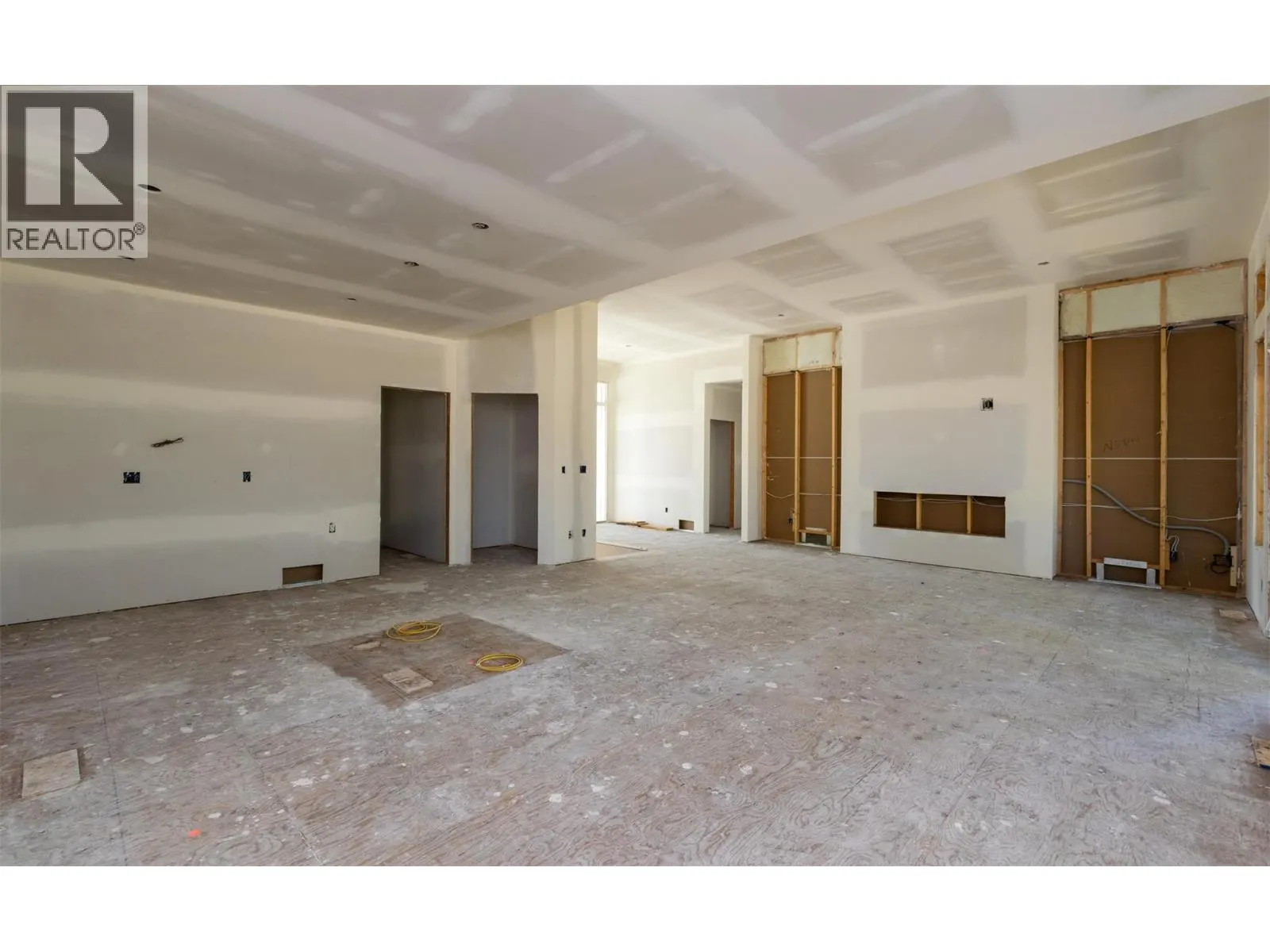 2520 Golf View Crescent