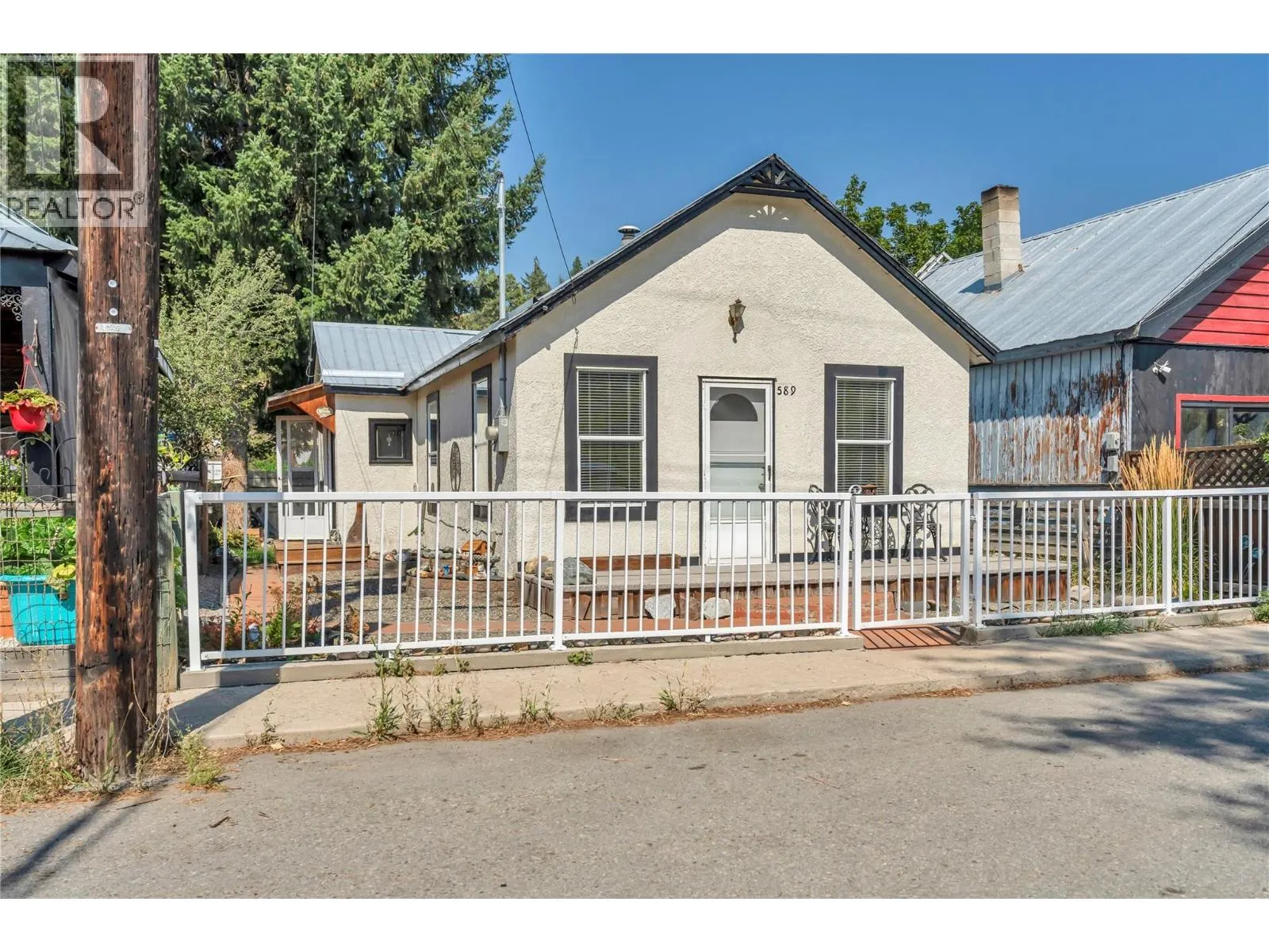 589 SIMILKAMEEN Avenue