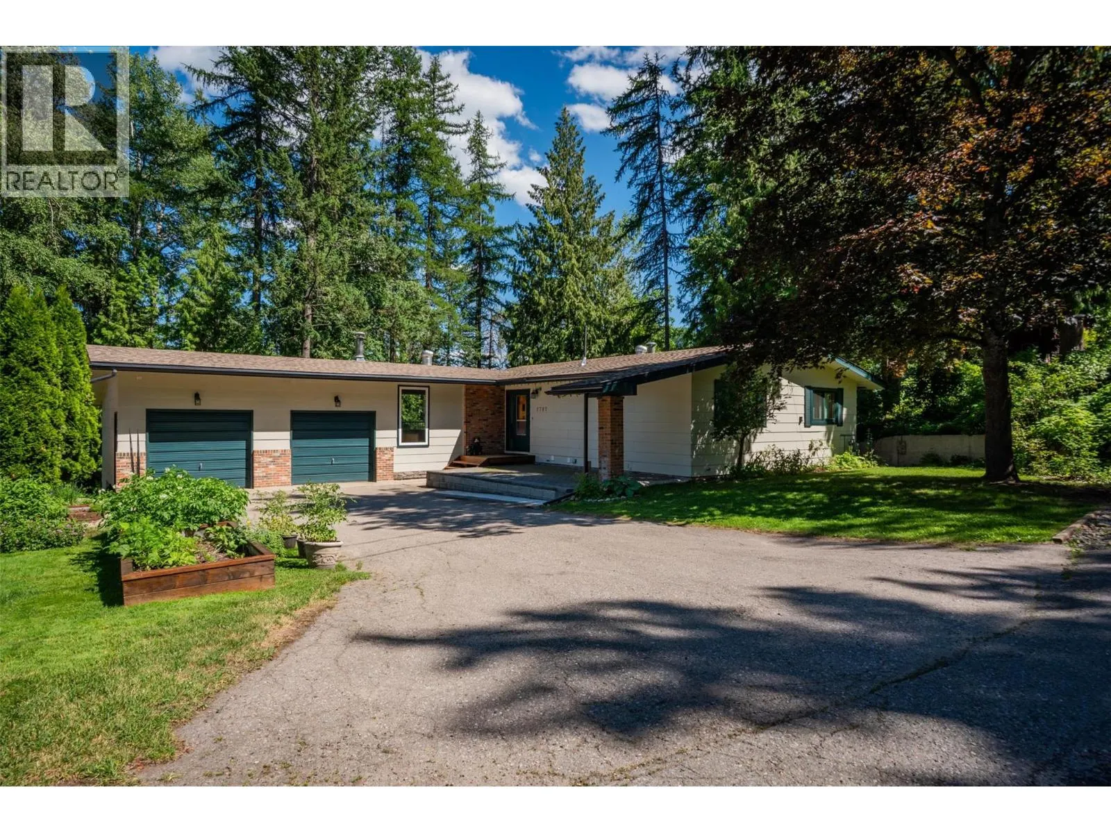 2707 MAPLE Crescent