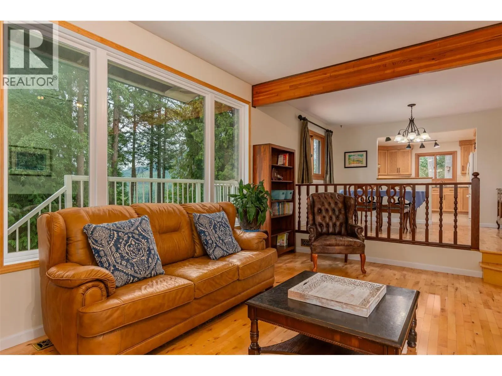 2707 MAPLE Crescent