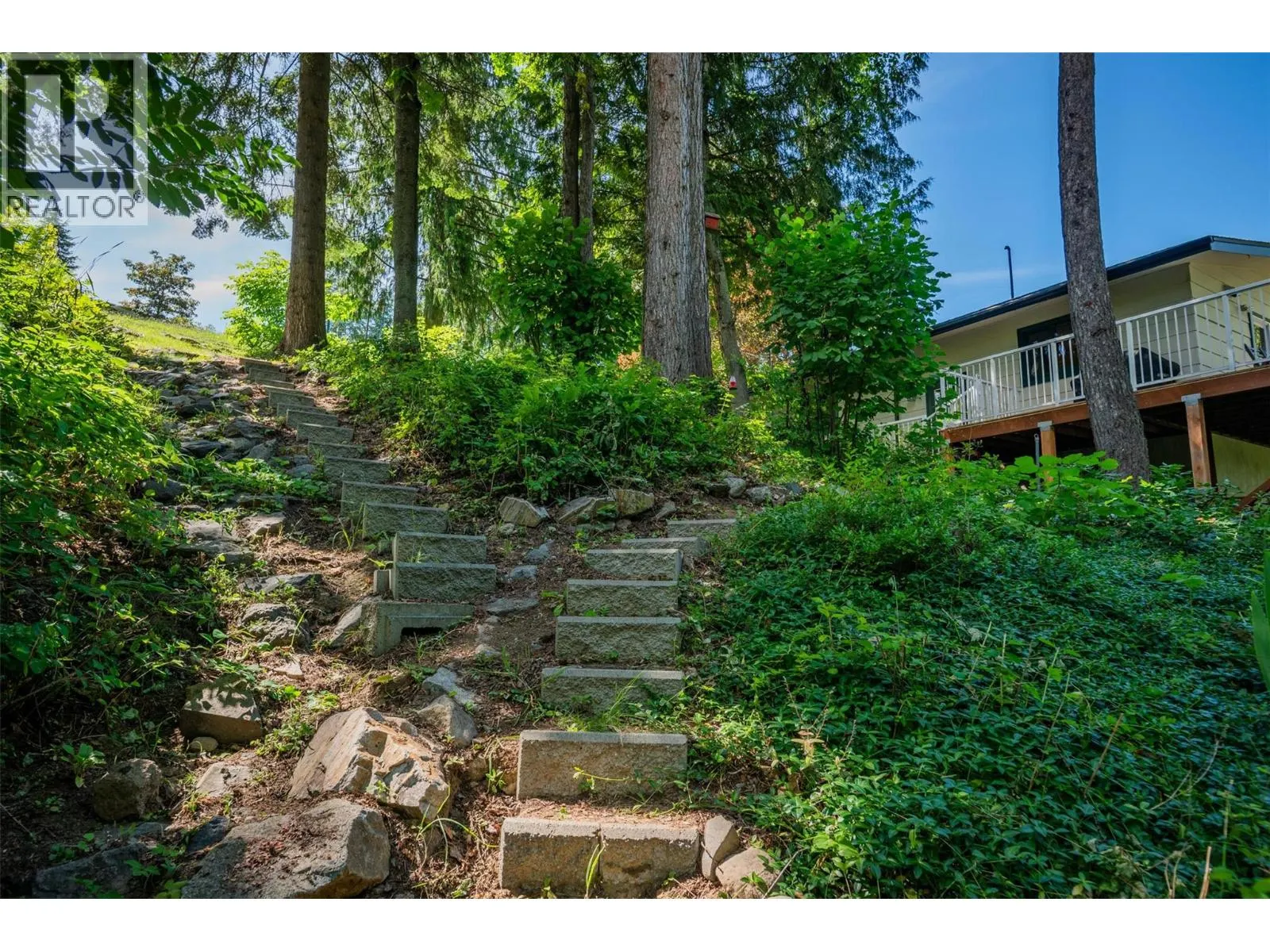 2707 MAPLE Crescent