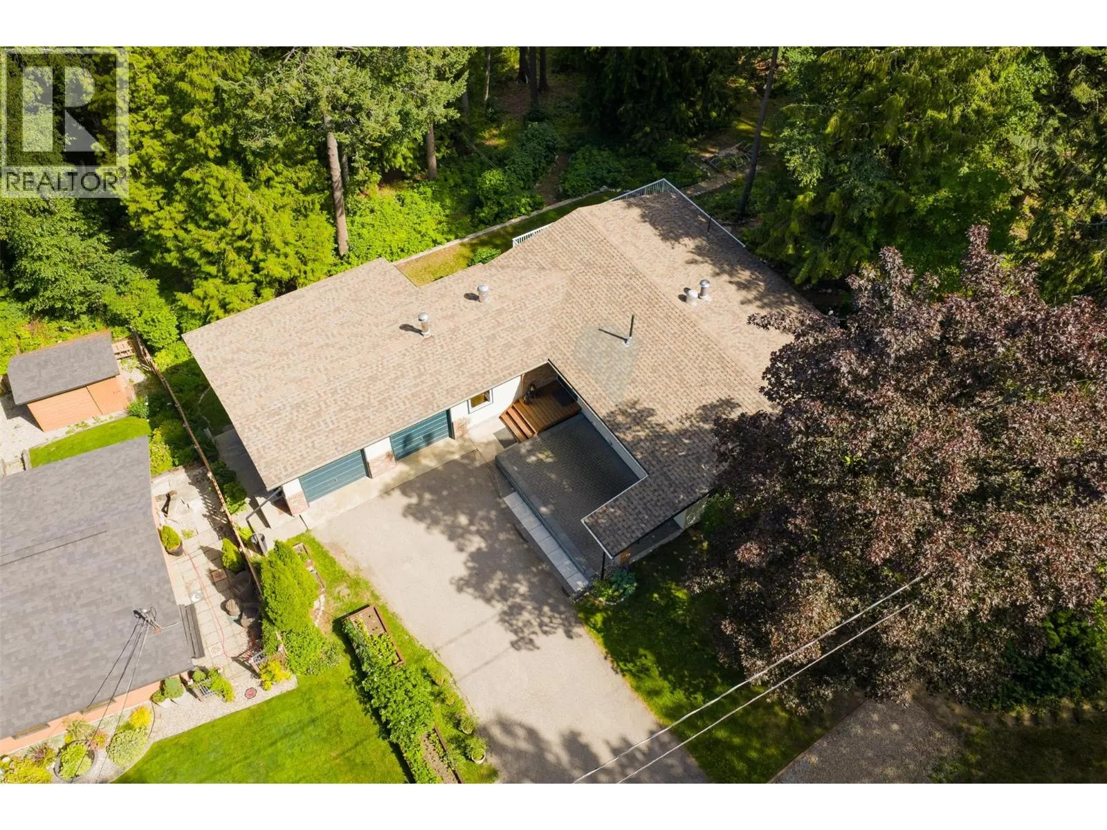 2707 MAPLE Crescent