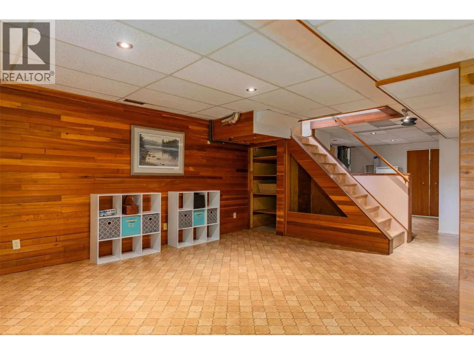 2707 MAPLE Crescent