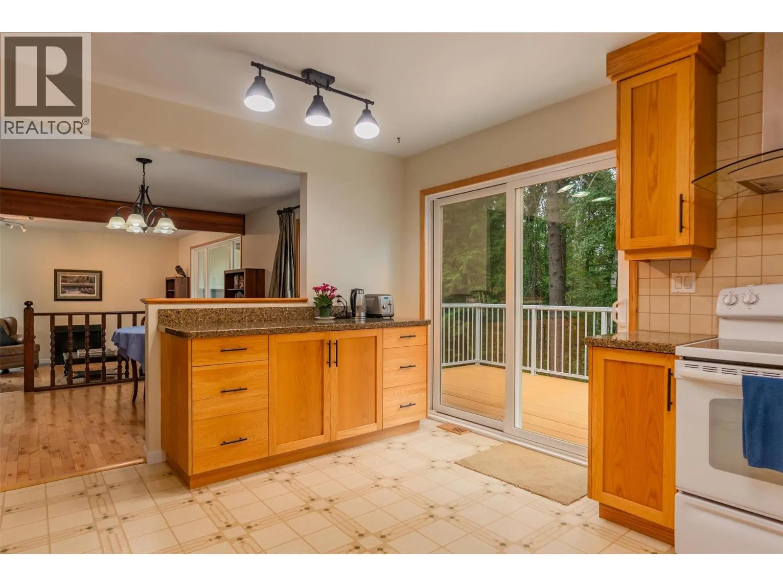 2707 MAPLE Crescent