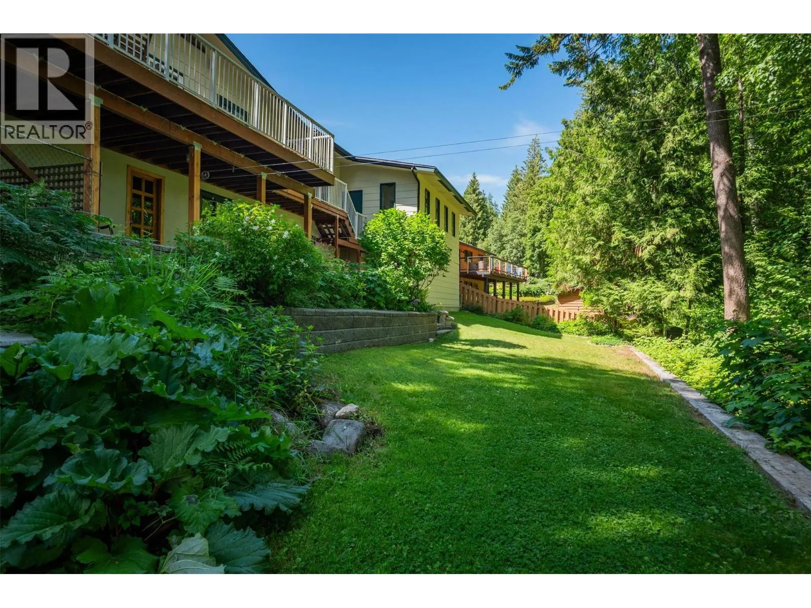 2707 MAPLE Crescent