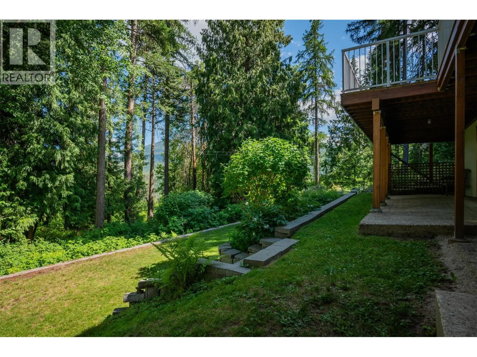 2707 MAPLE Crescent