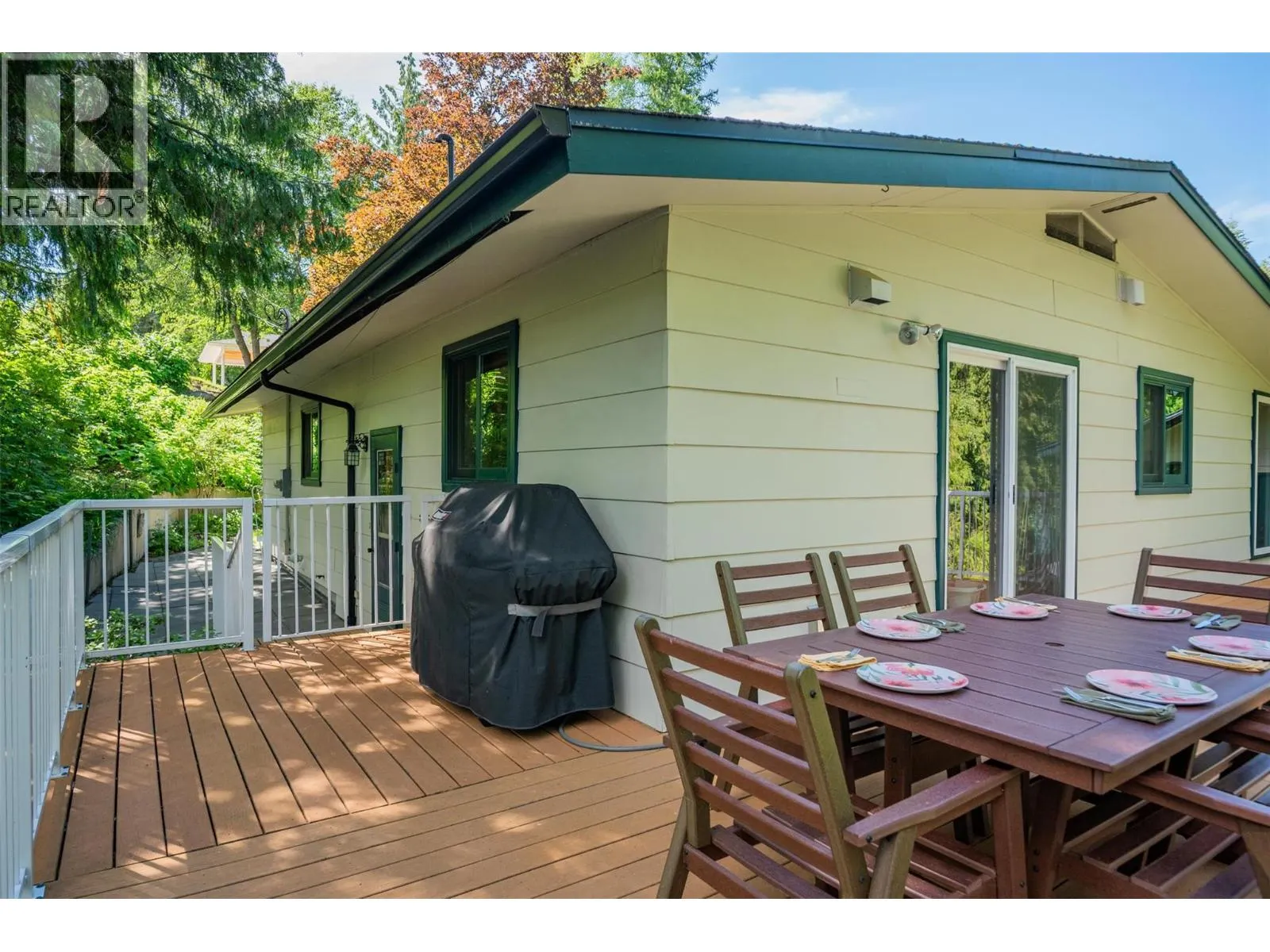 2707 MAPLE Crescent