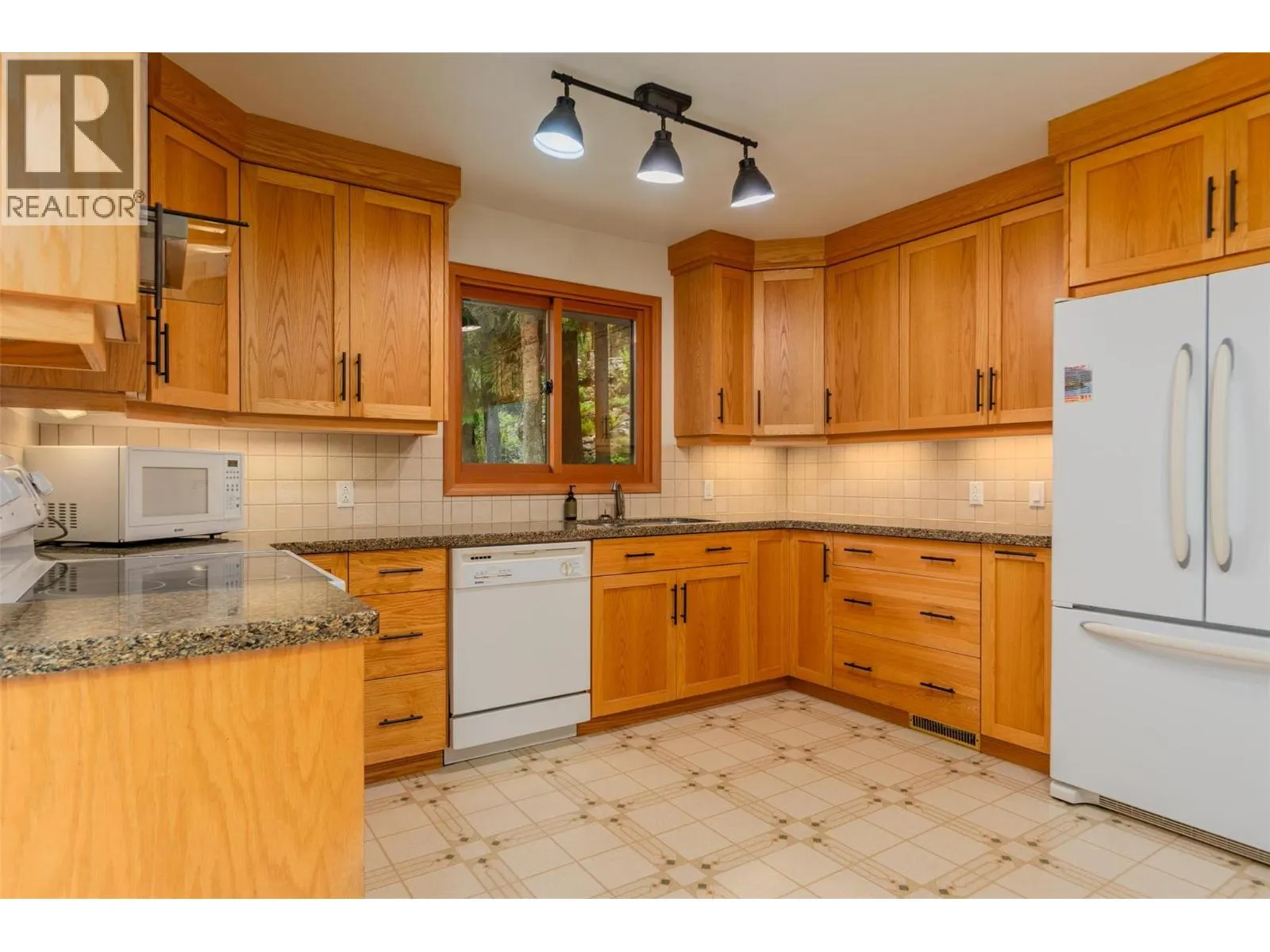 2707 MAPLE Crescent
