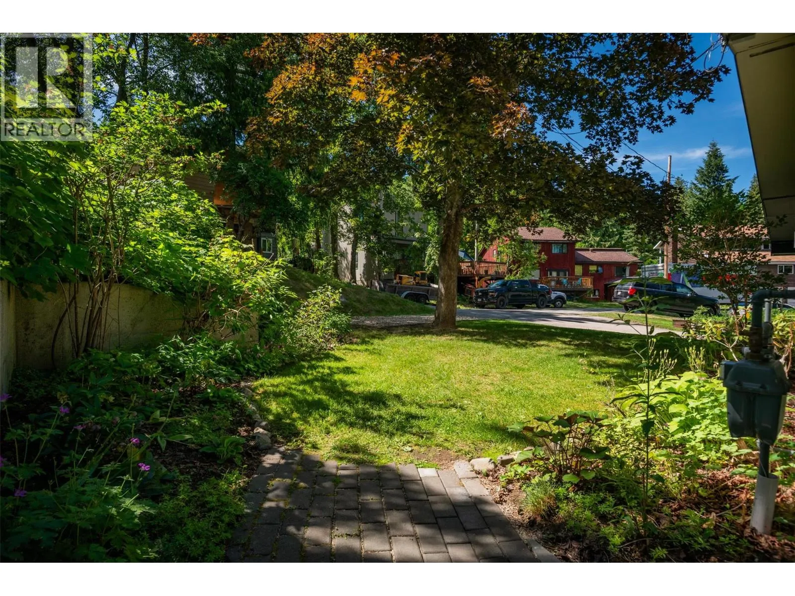 2707 MAPLE Crescent