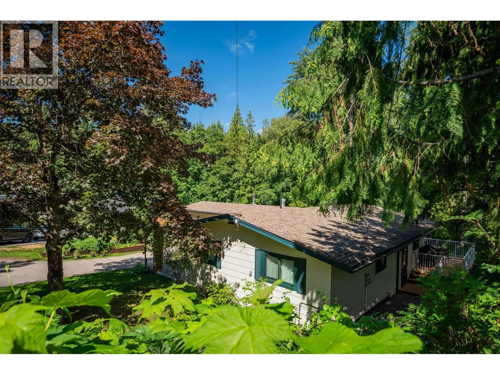 2707 MAPLE Crescent