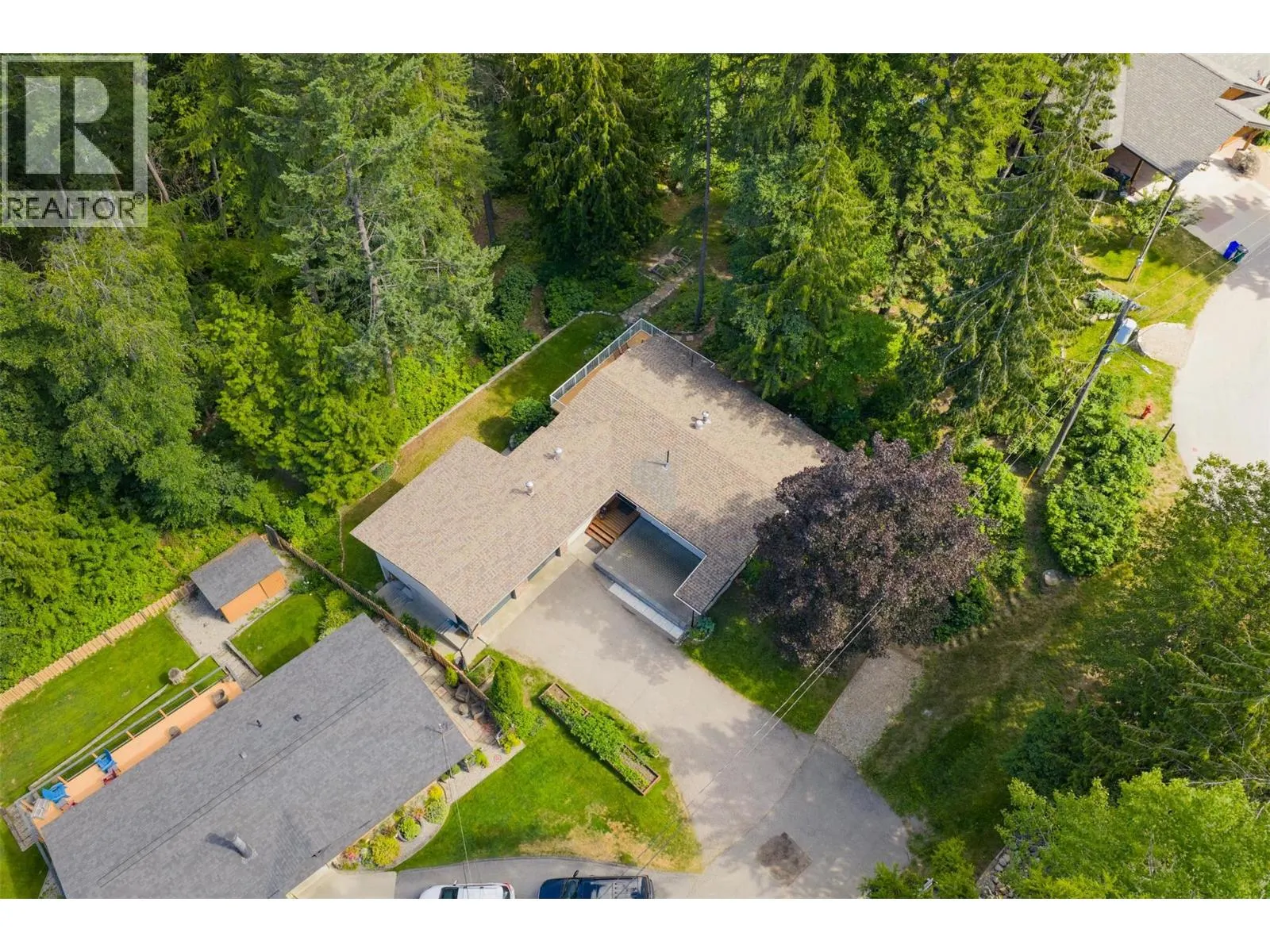 2707 MAPLE Crescent