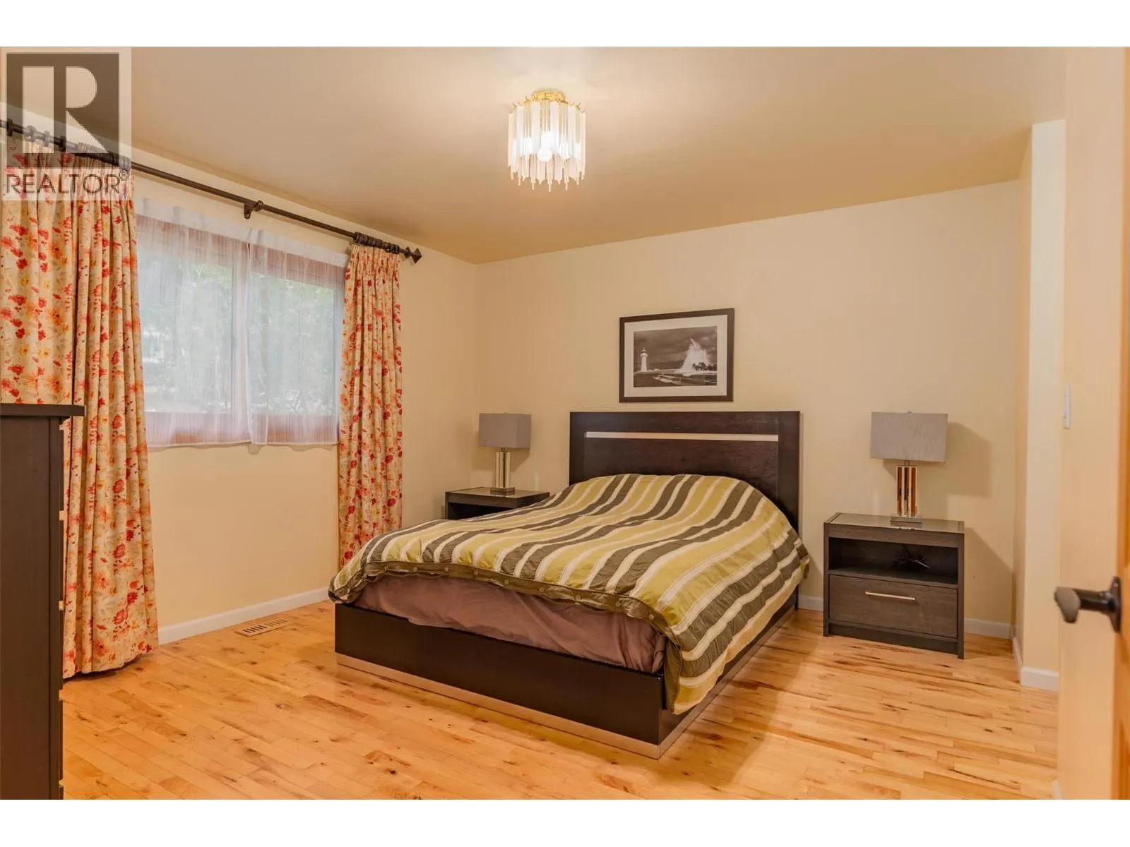 2707 MAPLE Crescent