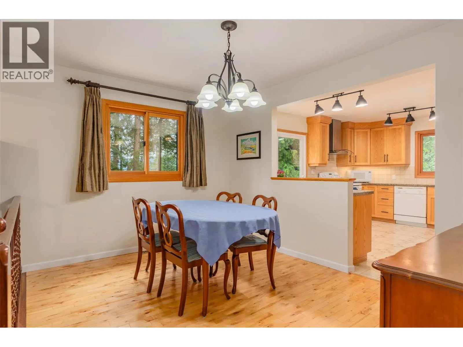 2707 MAPLE Crescent