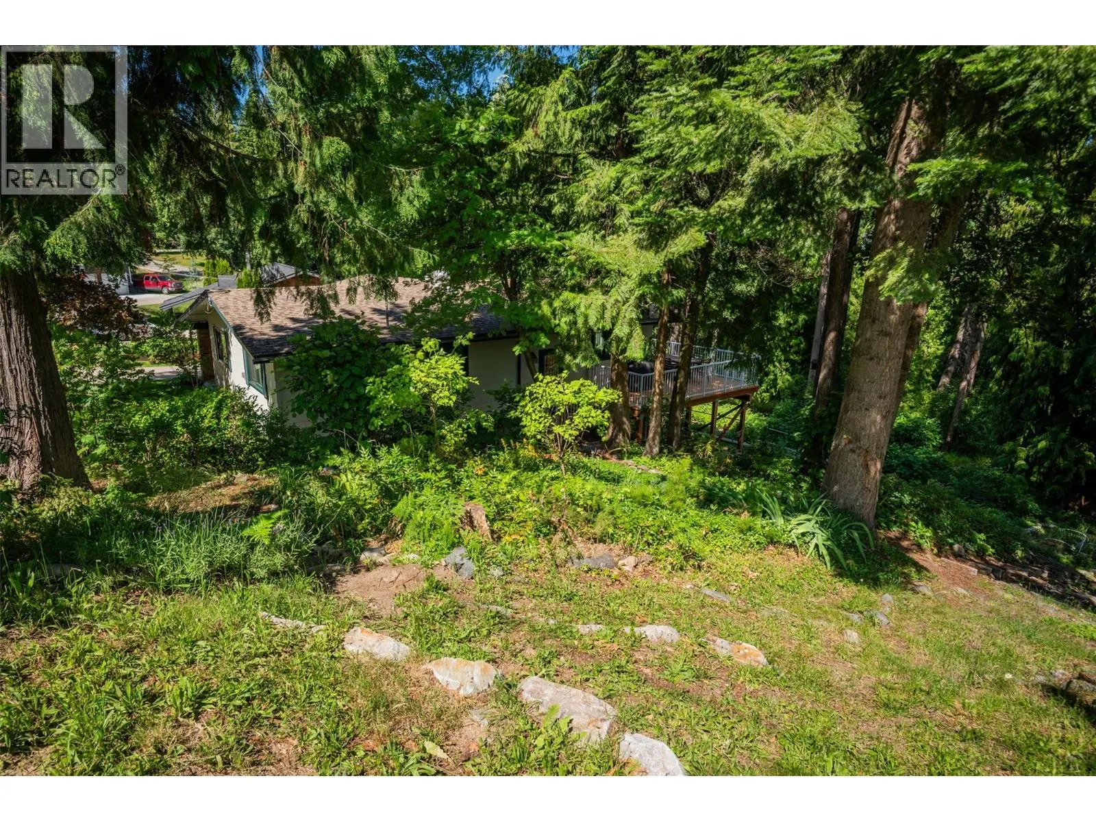 2707 MAPLE Crescent