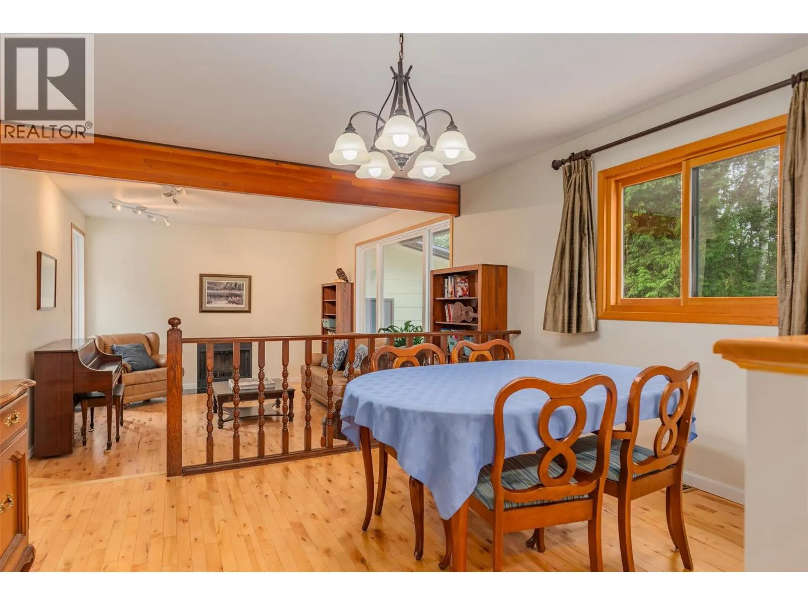 2707 MAPLE Crescent