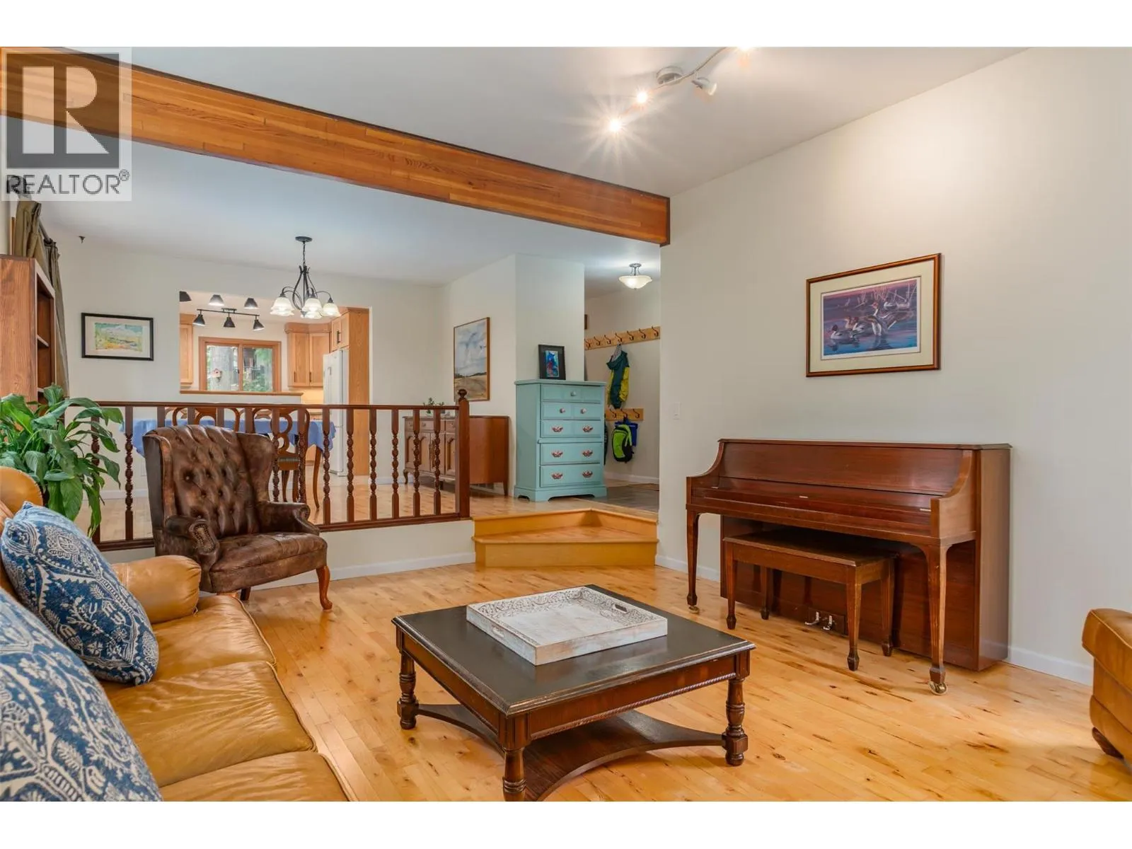 2707 MAPLE Crescent