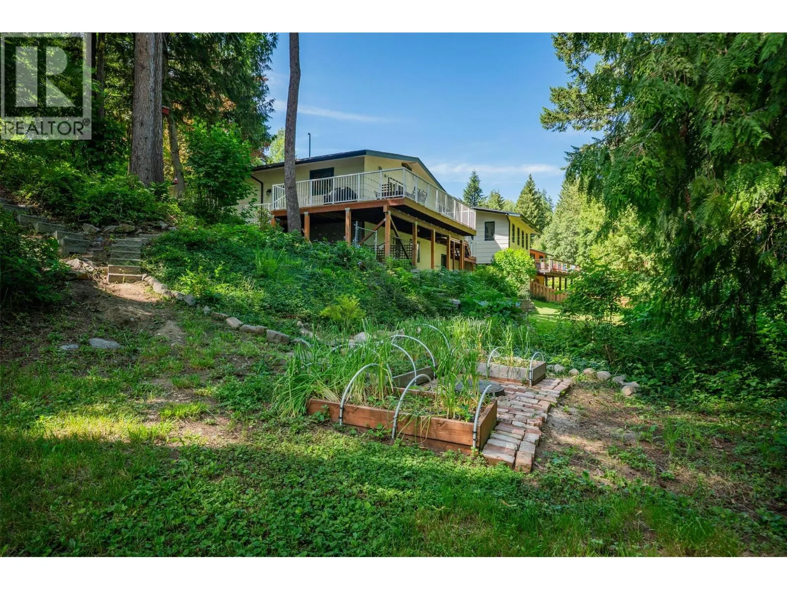 2707 MAPLE Crescent