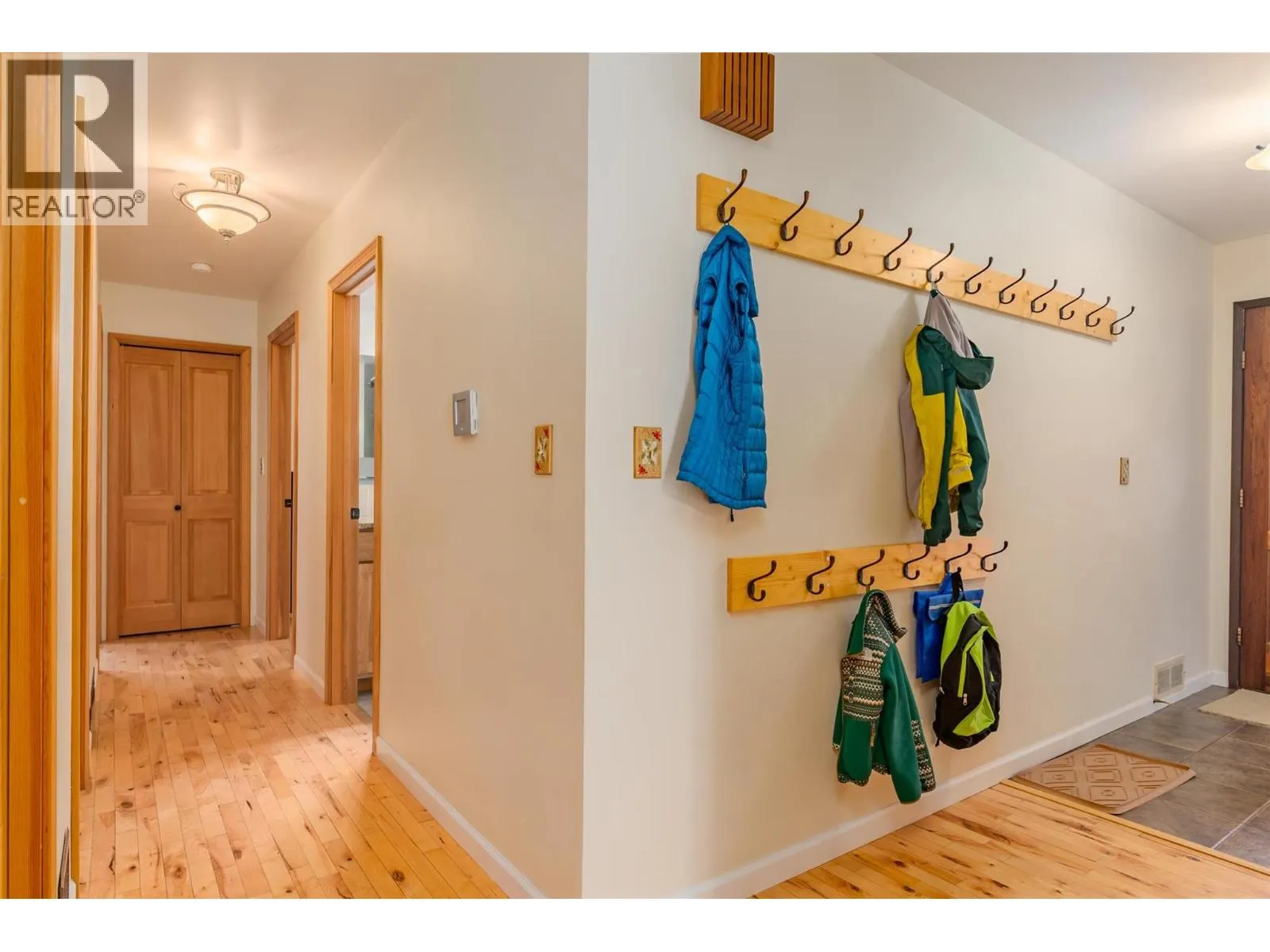 2707 MAPLE Crescent