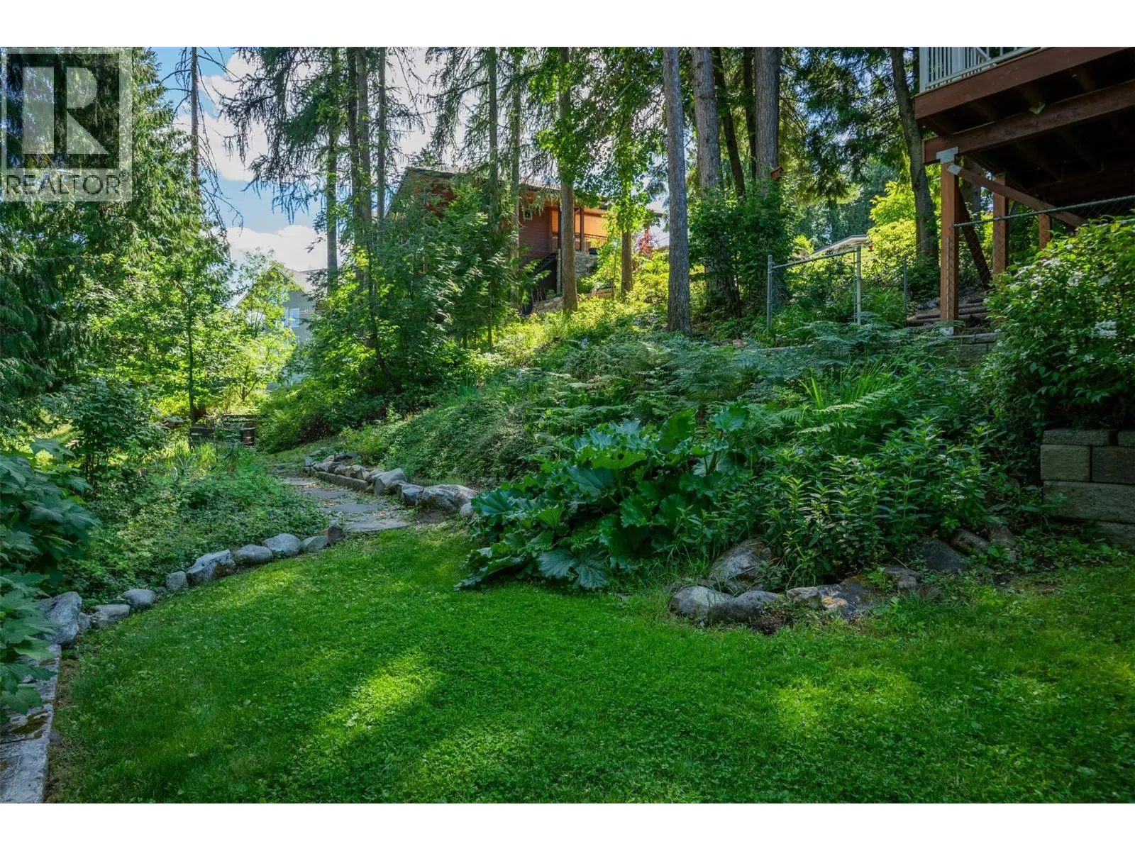 2707 MAPLE Crescent