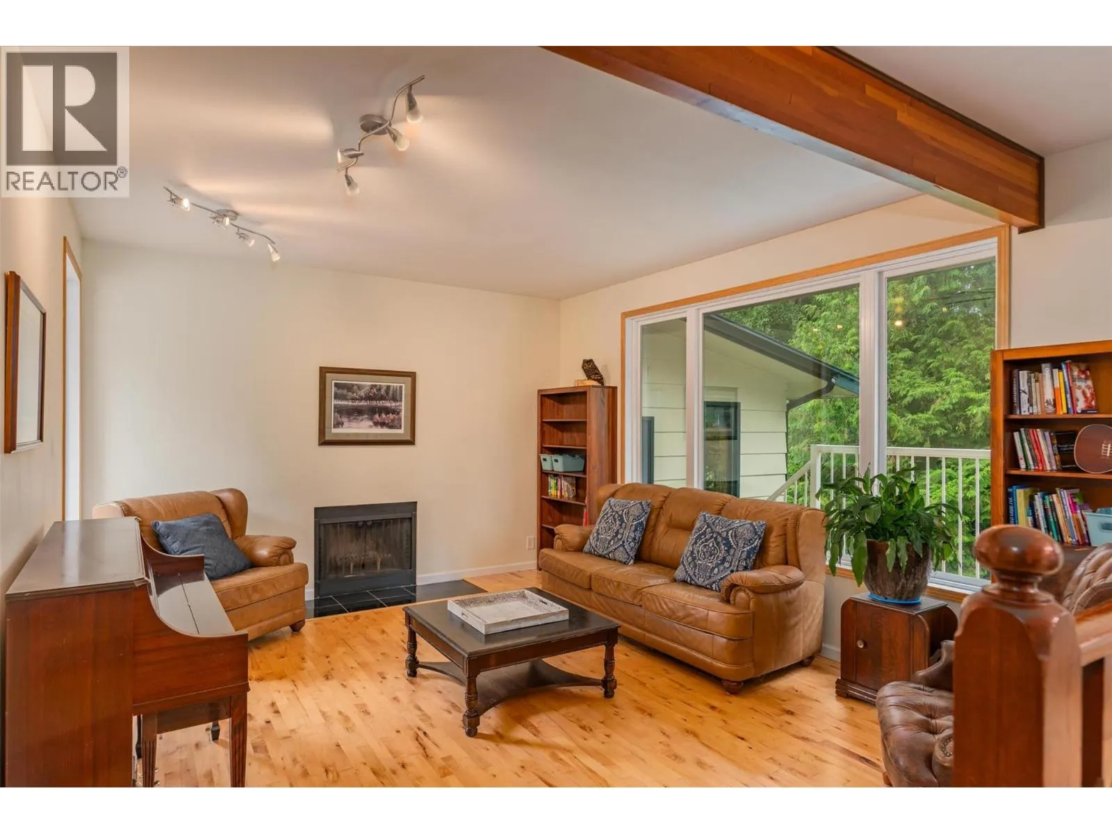 2707 MAPLE Crescent