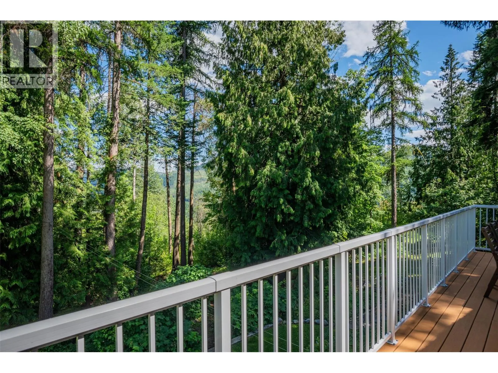 2707 MAPLE Crescent