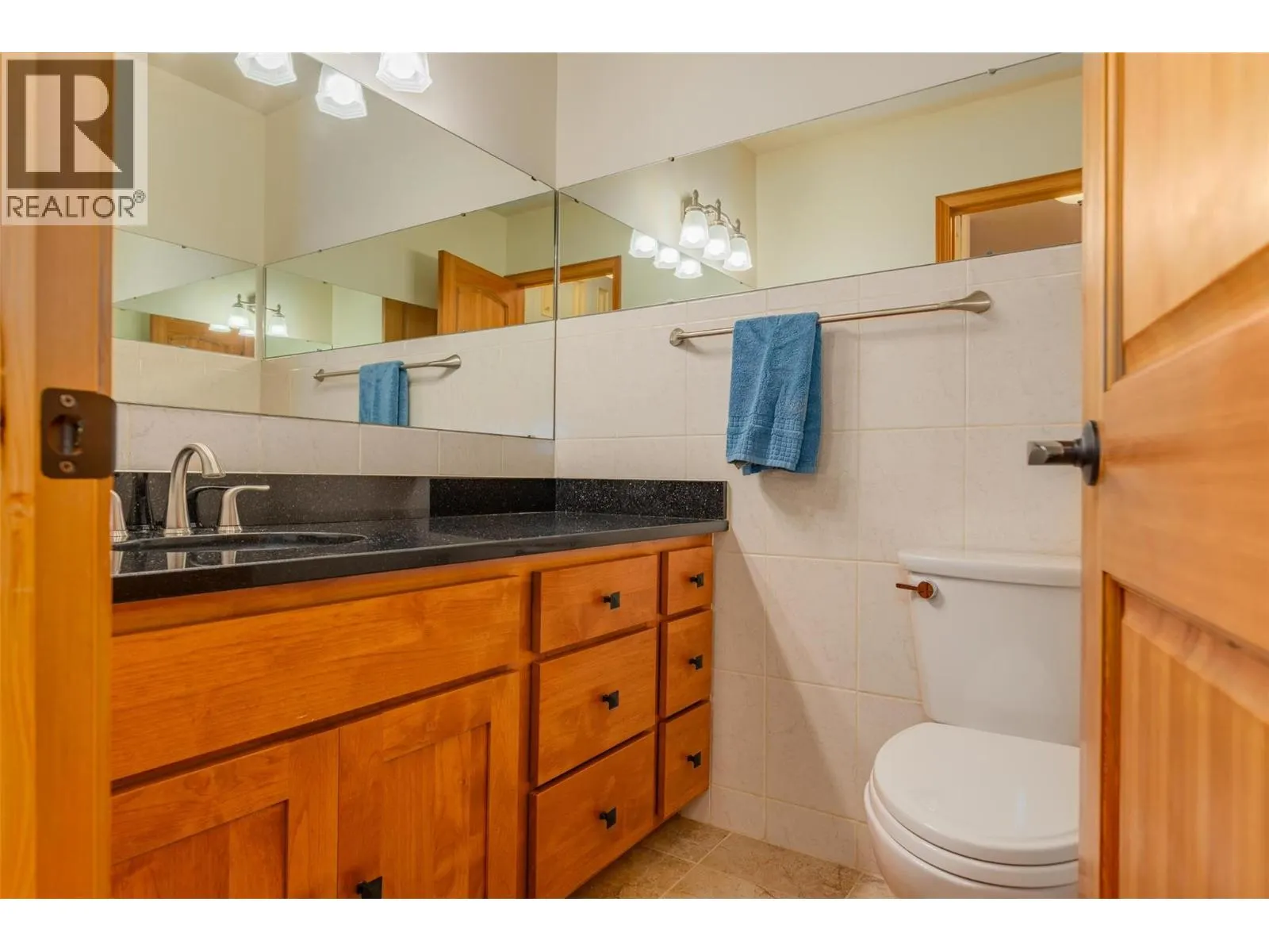 2707 MAPLE Crescent