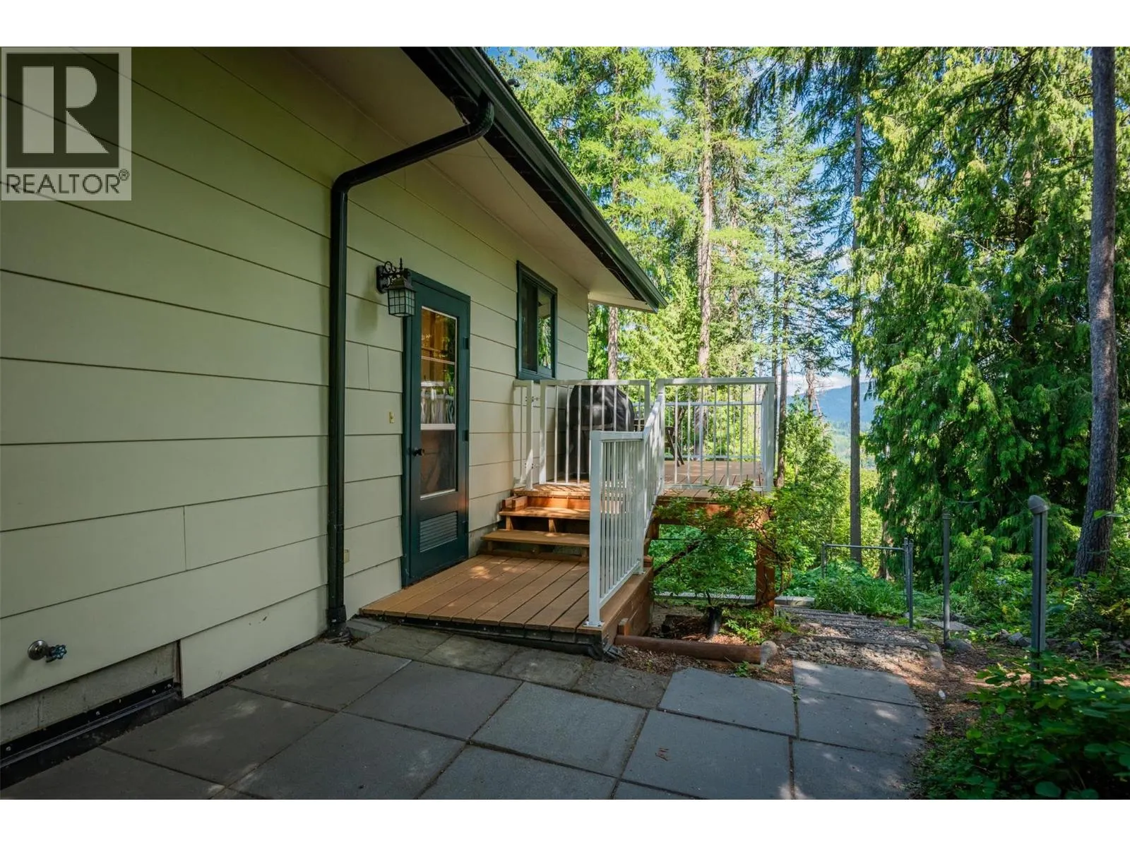 2707 MAPLE Crescent