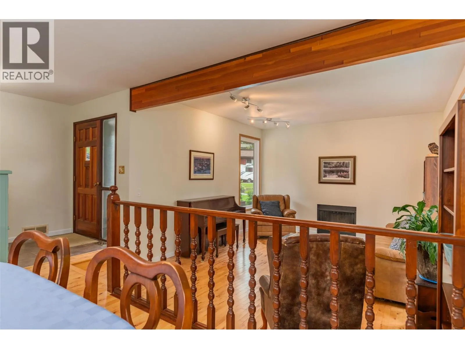 2707 MAPLE Crescent