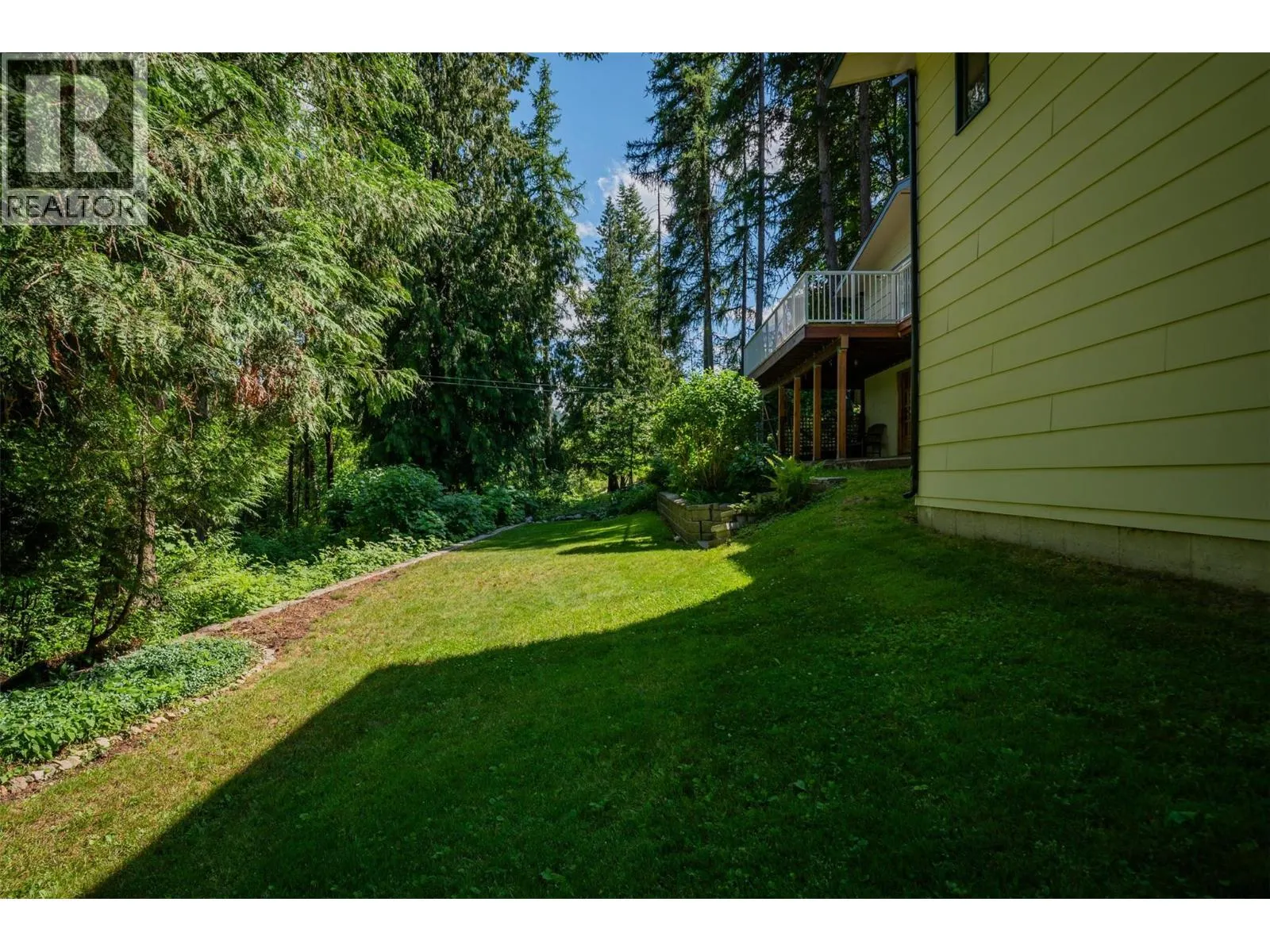 2707 MAPLE Crescent