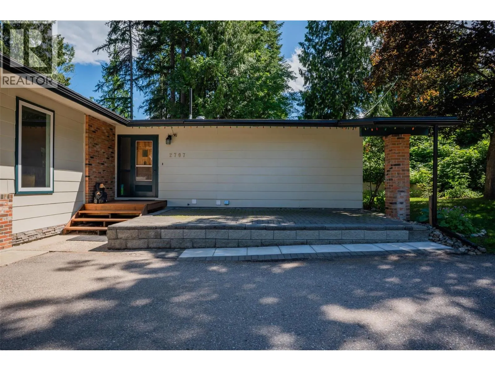 2707 MAPLE Crescent