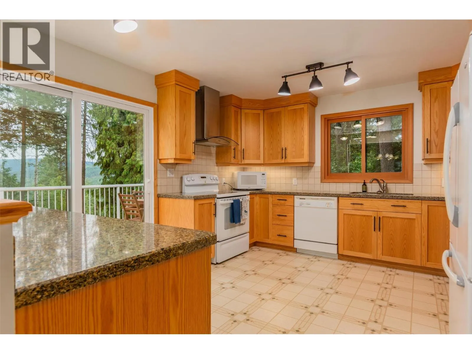2707 MAPLE Crescent