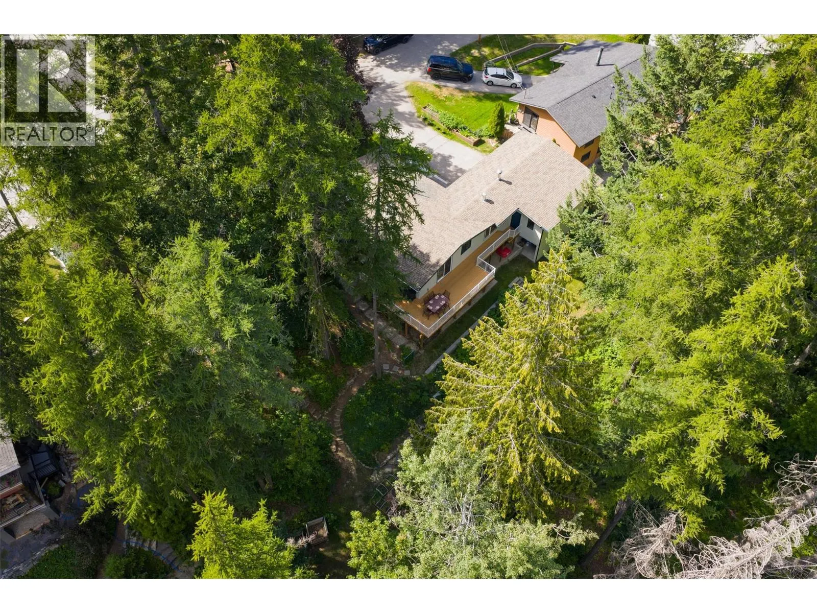 2707 MAPLE Crescent