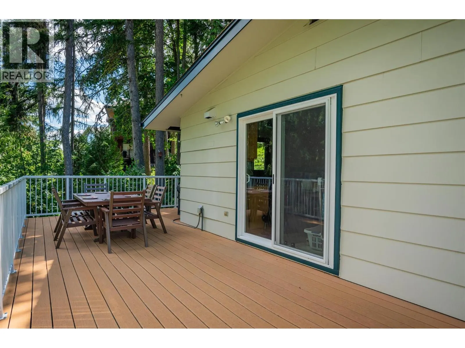 2707 MAPLE Crescent
