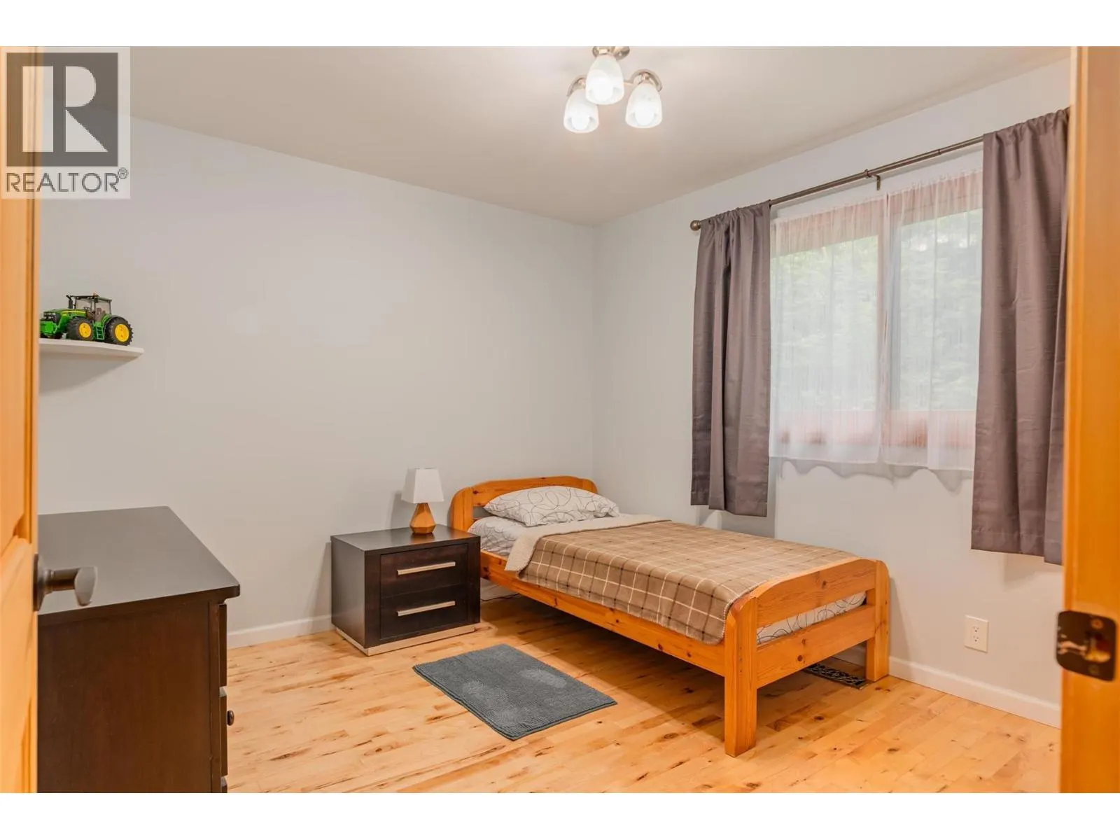 2707 MAPLE Crescent