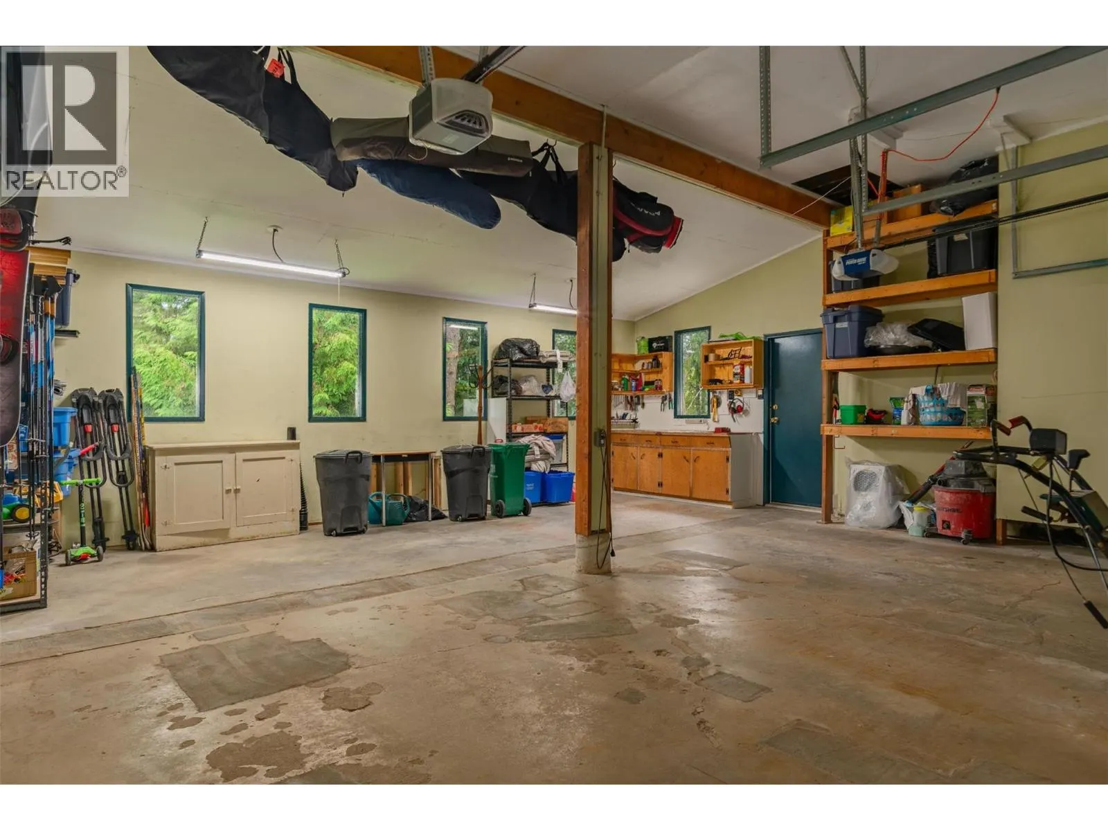 2707 MAPLE Crescent