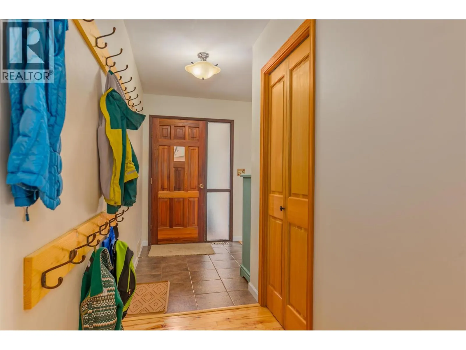 2707 MAPLE Crescent