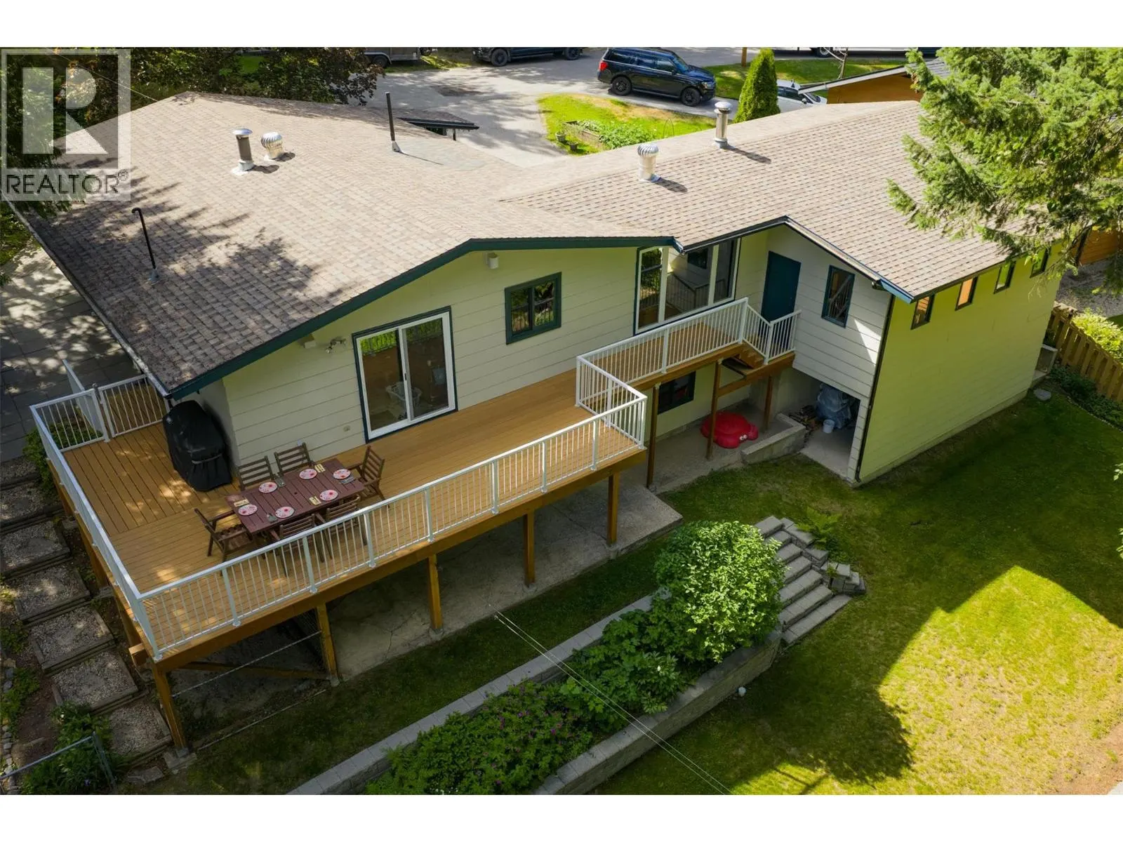 2707 MAPLE Crescent