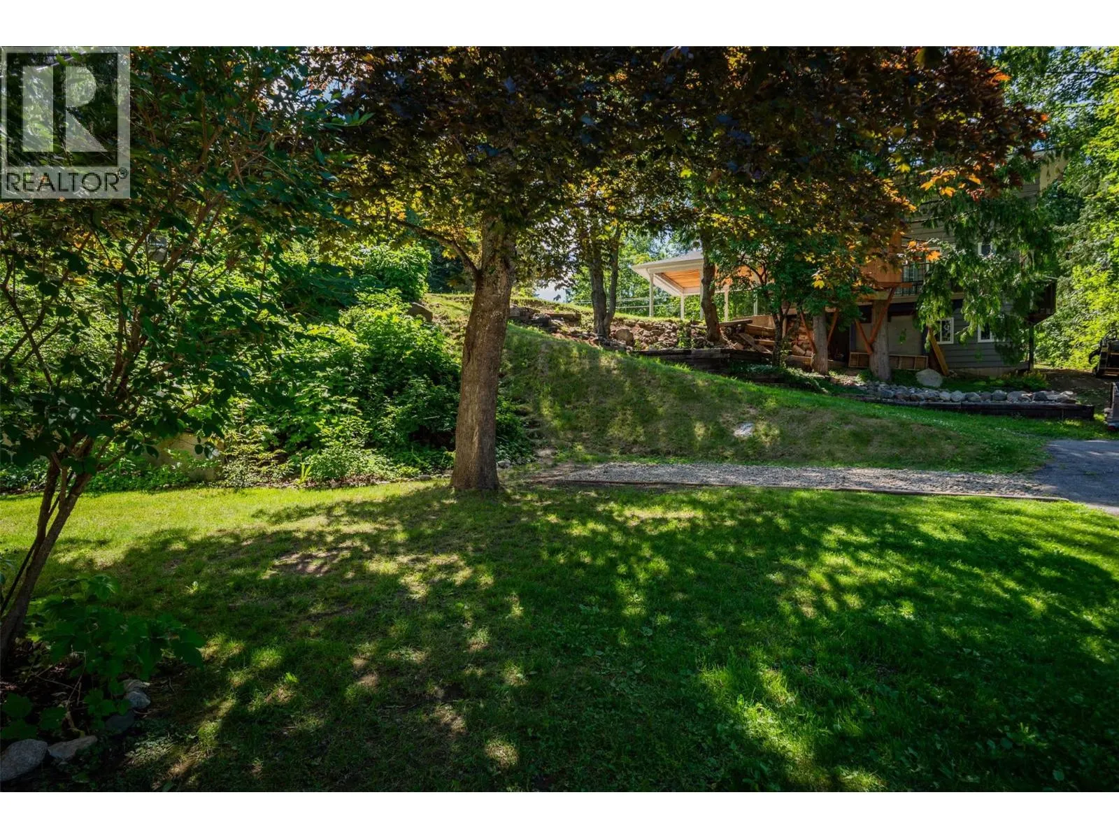 2707 MAPLE Crescent