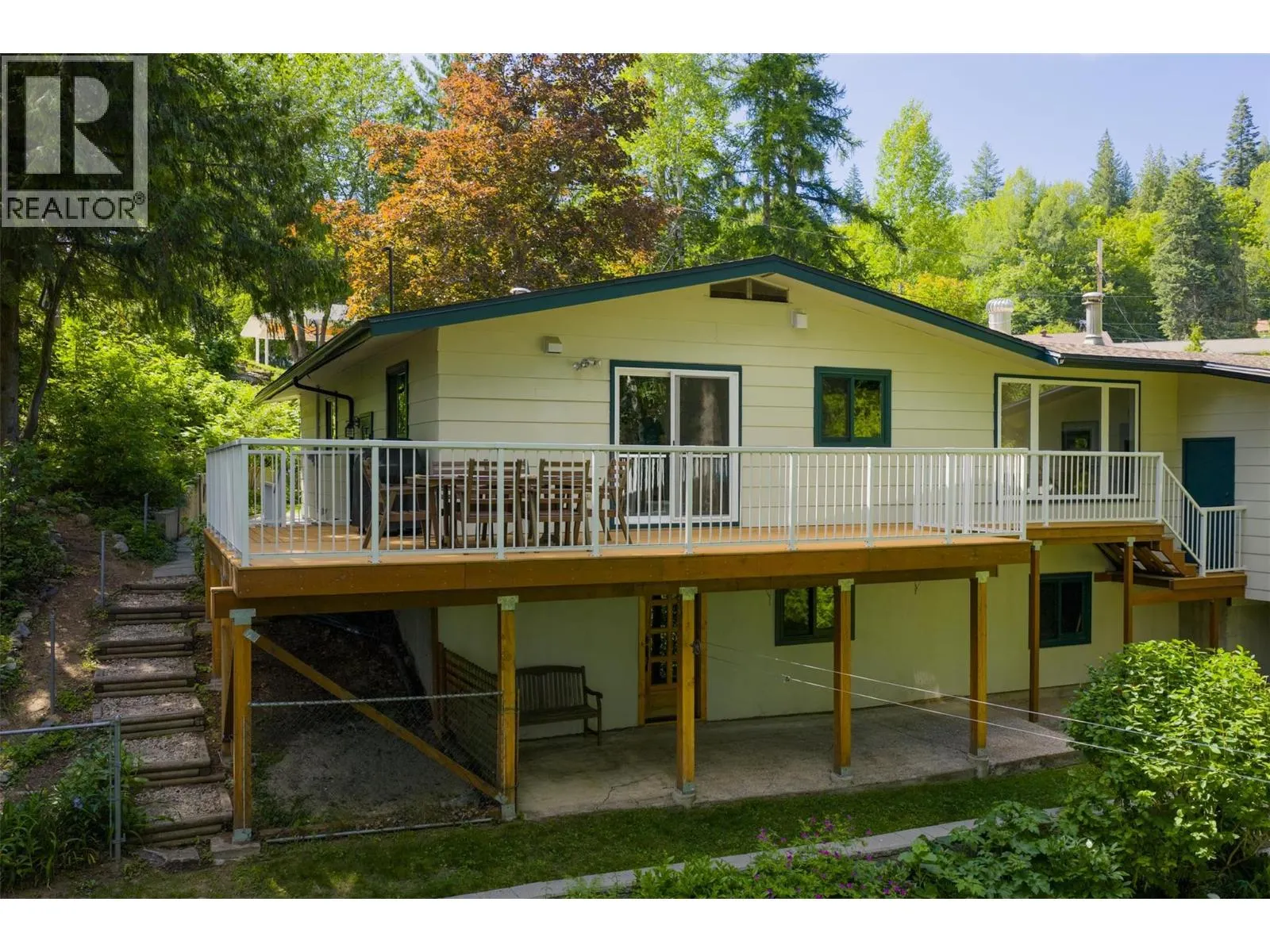 2707 MAPLE Crescent