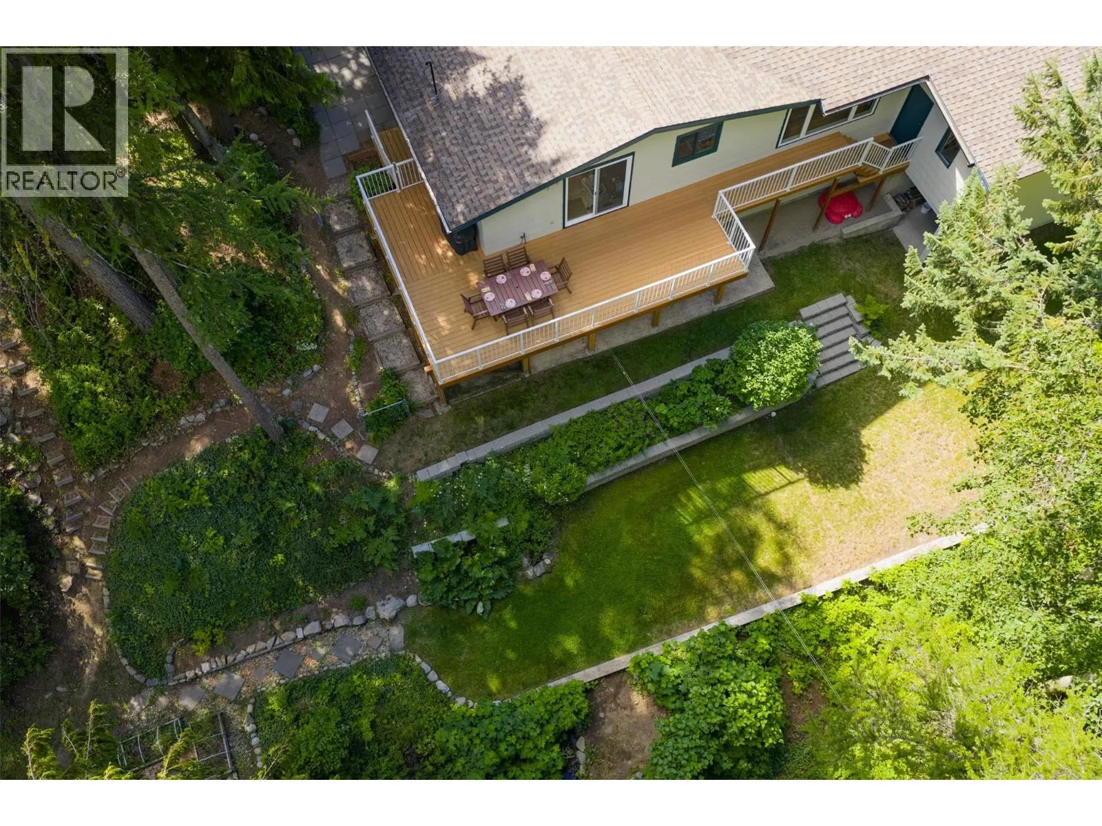2707 MAPLE Crescent