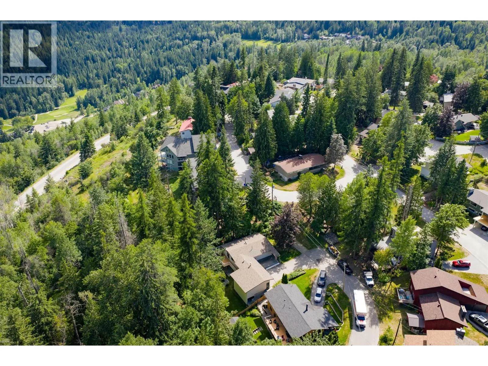 2707 MAPLE Crescent