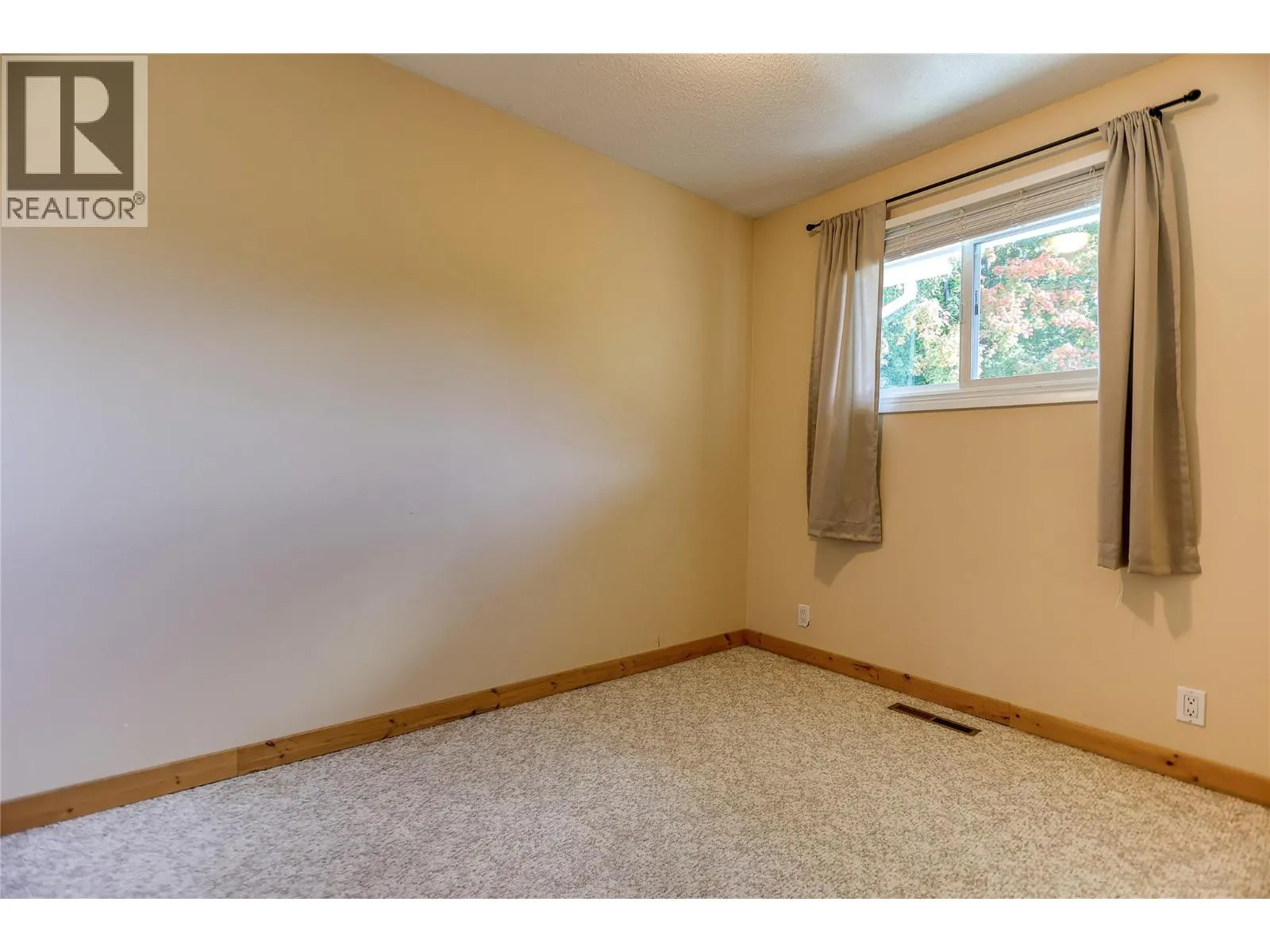 3366 Laurel Crescent