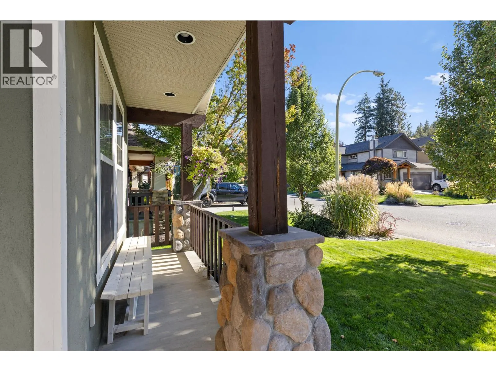 898 Paret Crescent