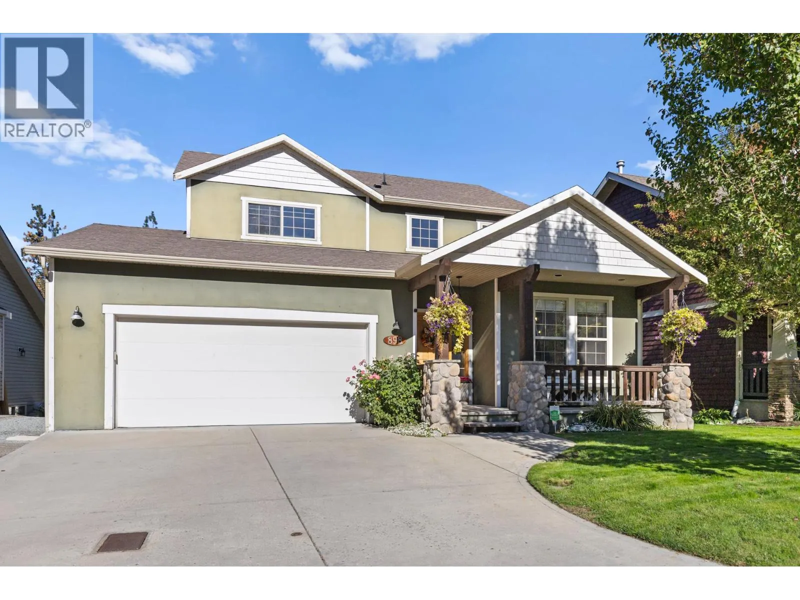 898 Paret Crescent