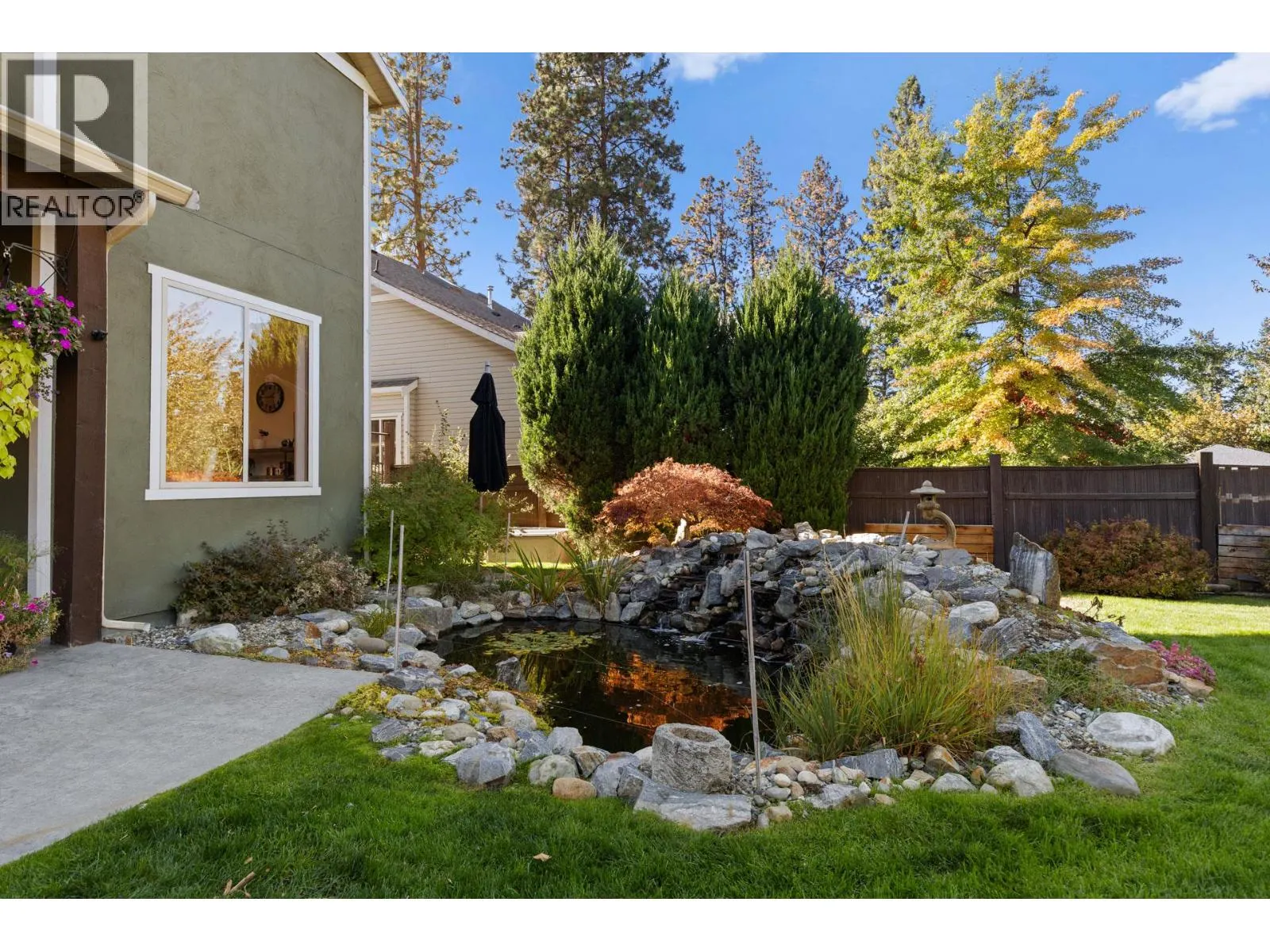898 Paret Crescent