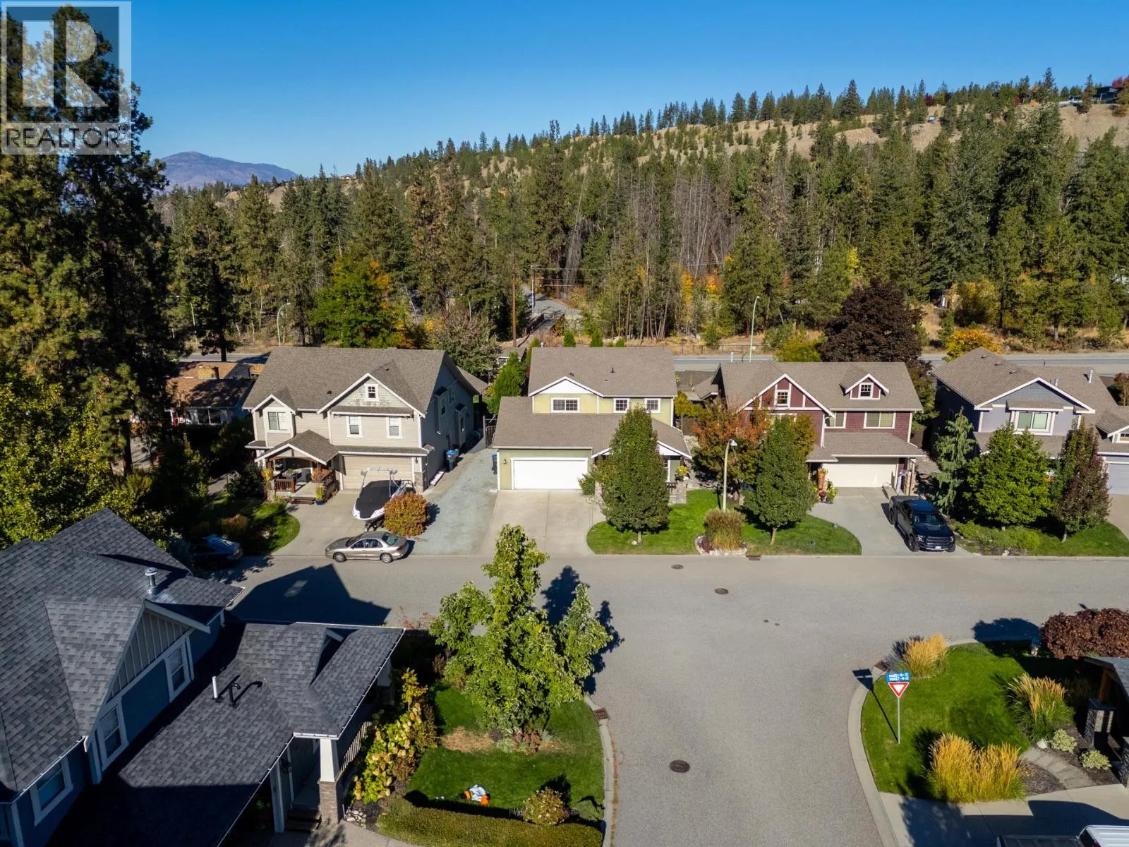 898 Paret Crescent