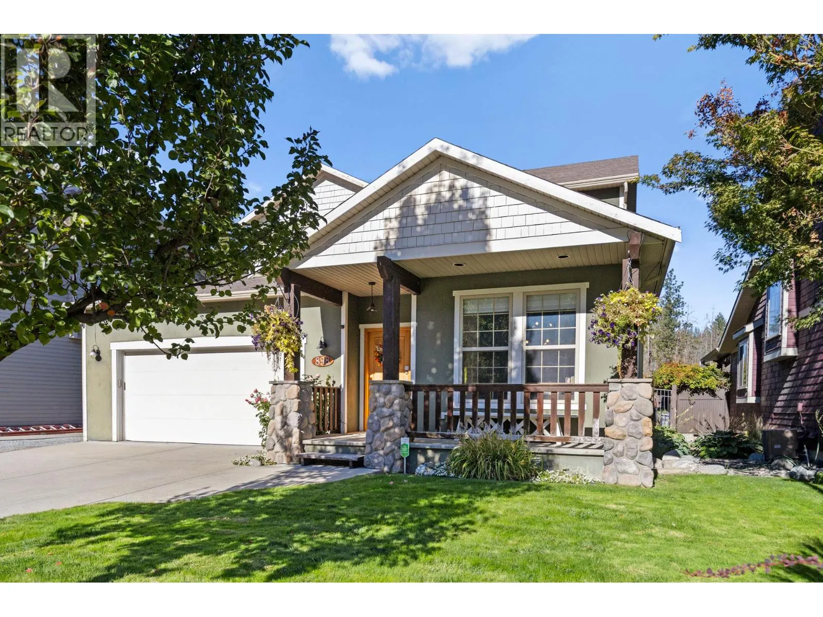 898 Paret Crescent