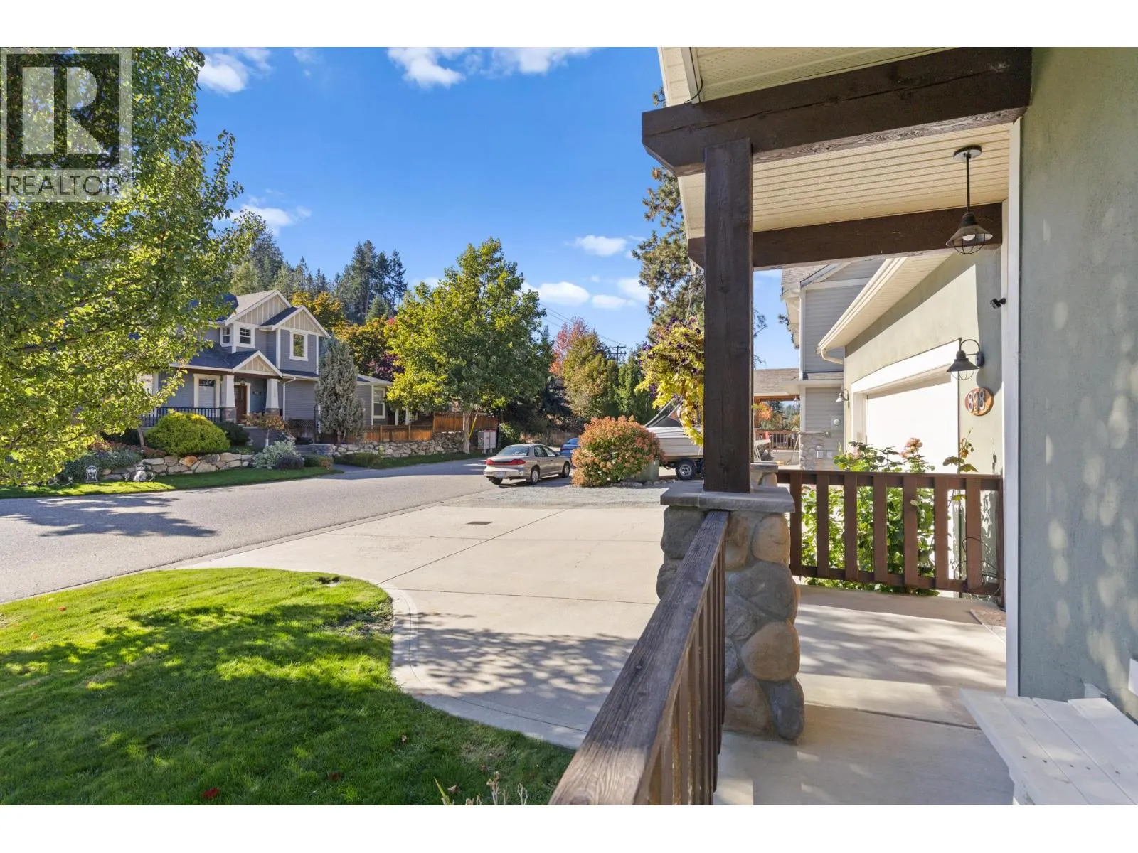 898 Paret Crescent