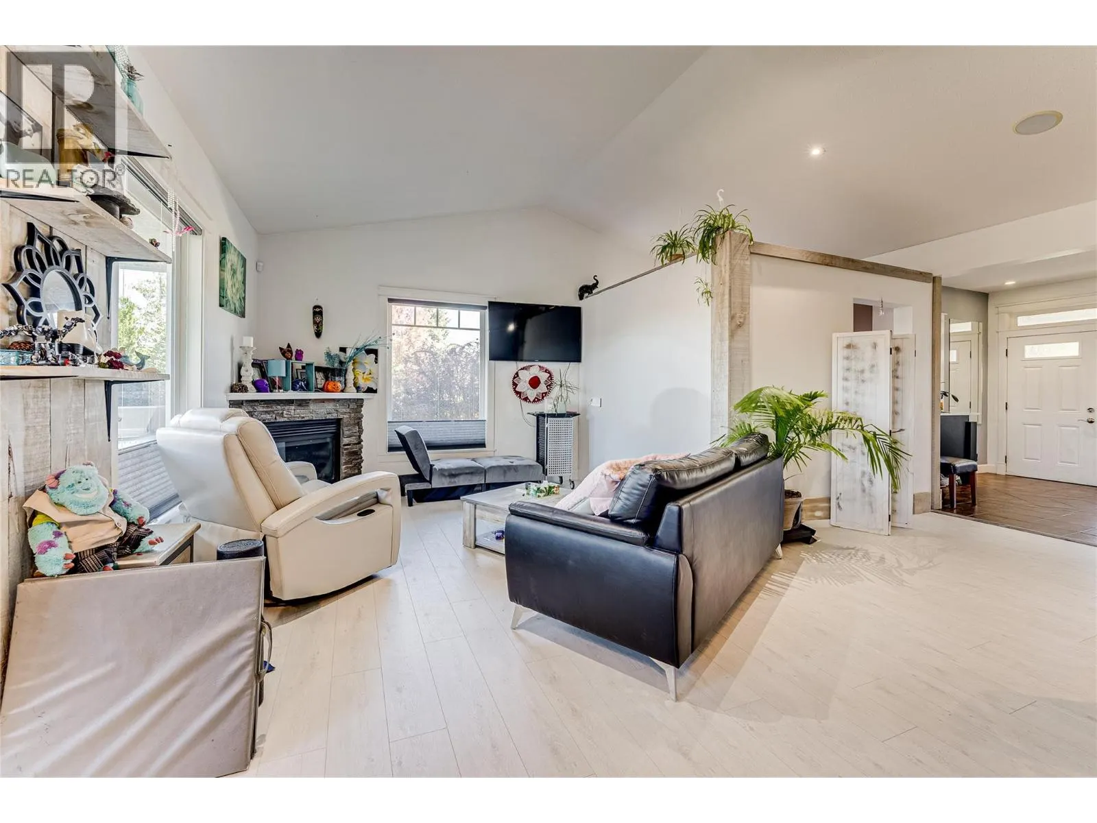 2485 Hornby Terrace